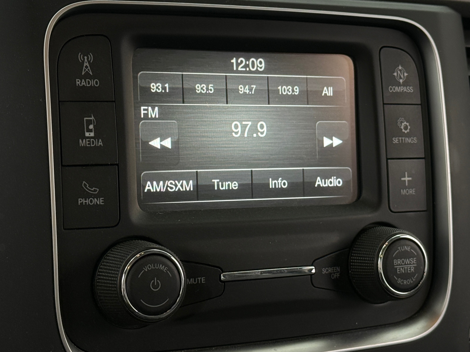 Thumbnail: 2021 RAM 1500 Classic - 3