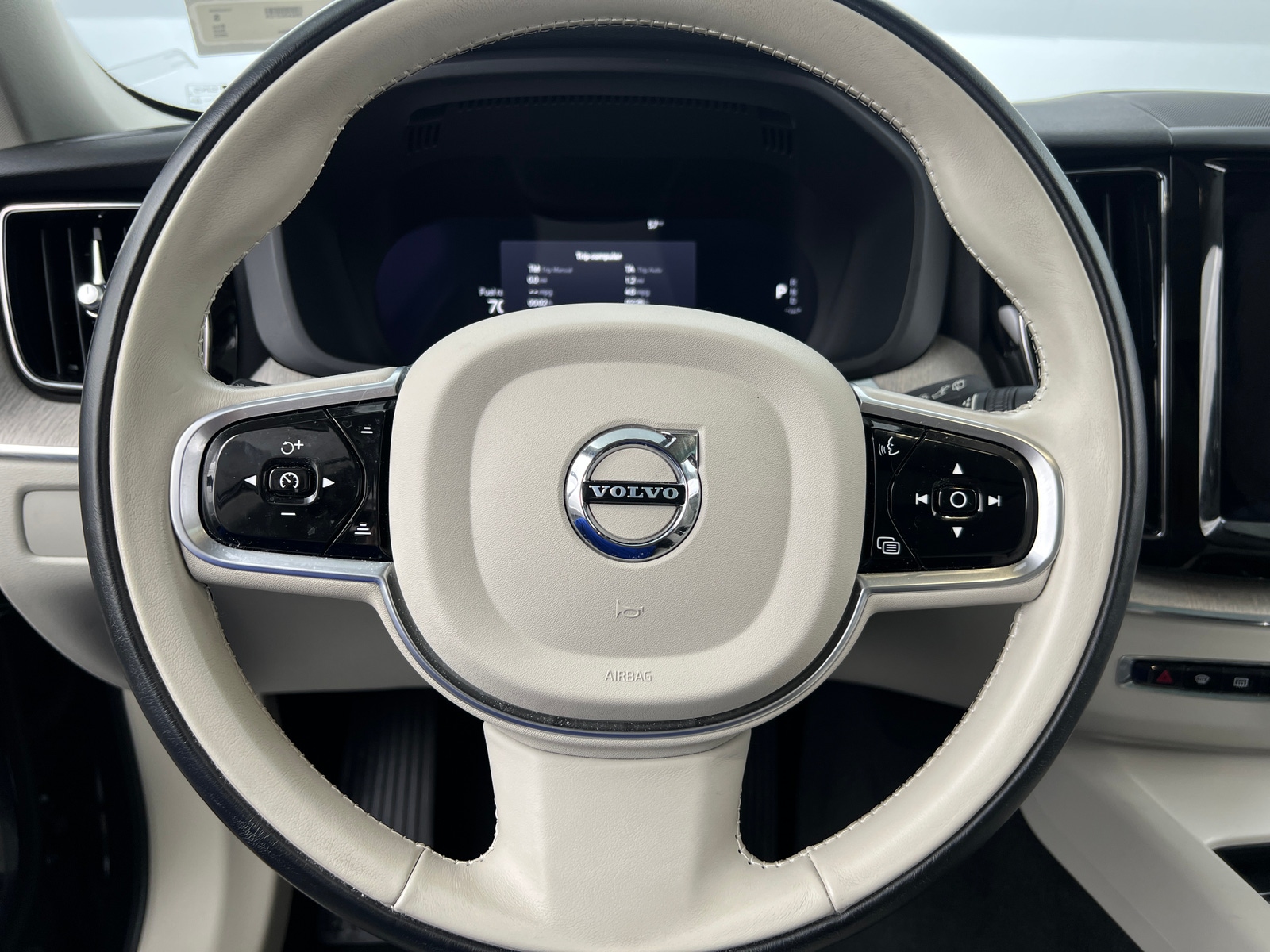 Thumbnail: 2023 Volvo XC60 - 4