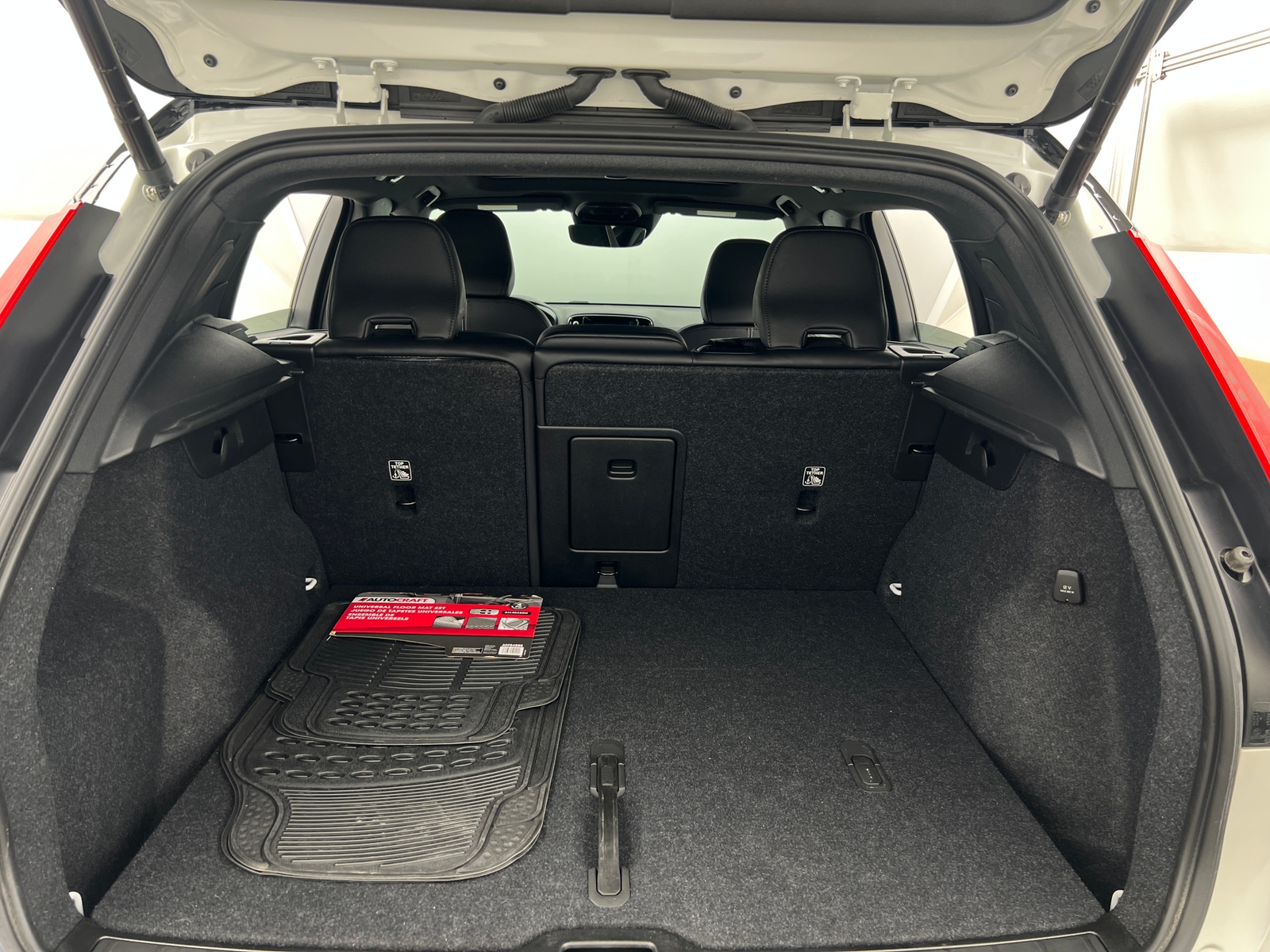 Thumbnail: 2022 Volvo XC40 - 6