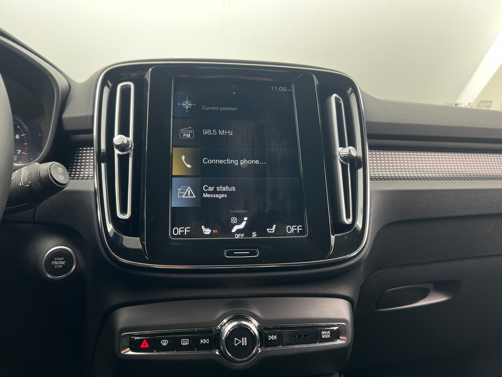 Thumbnail: 2022 Volvo XC40 - 3