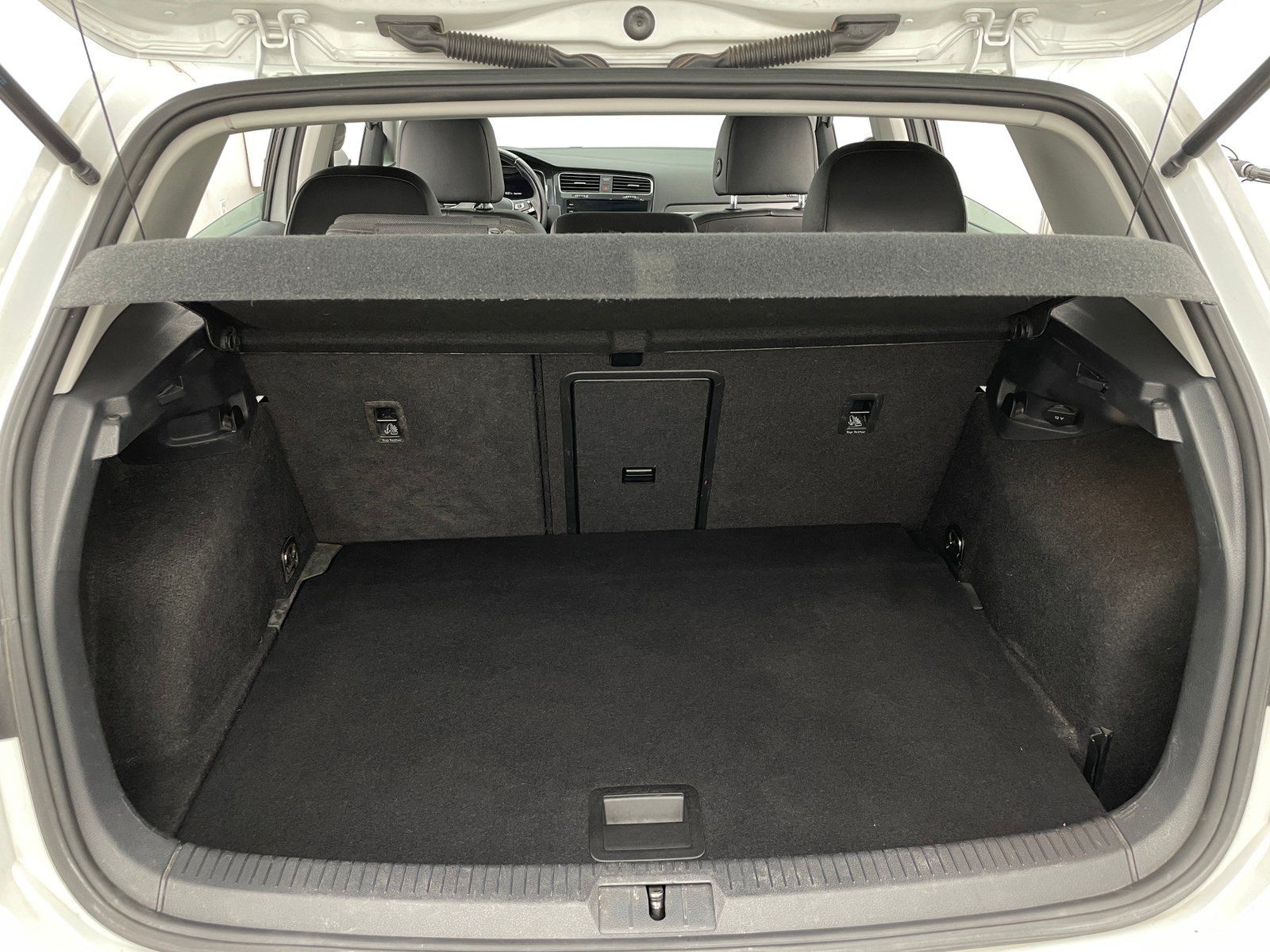 Thumbnail: 2019 Volkswagen e-Golf - 6