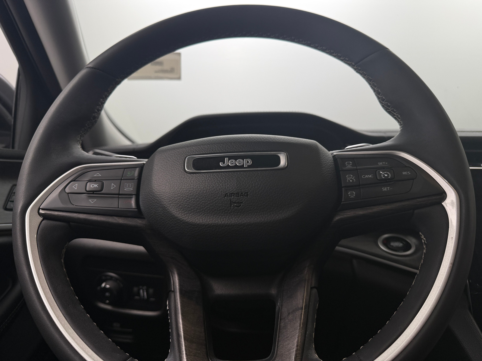 Thumbnail: 2023 Jeep Grand Cherokee L - 4