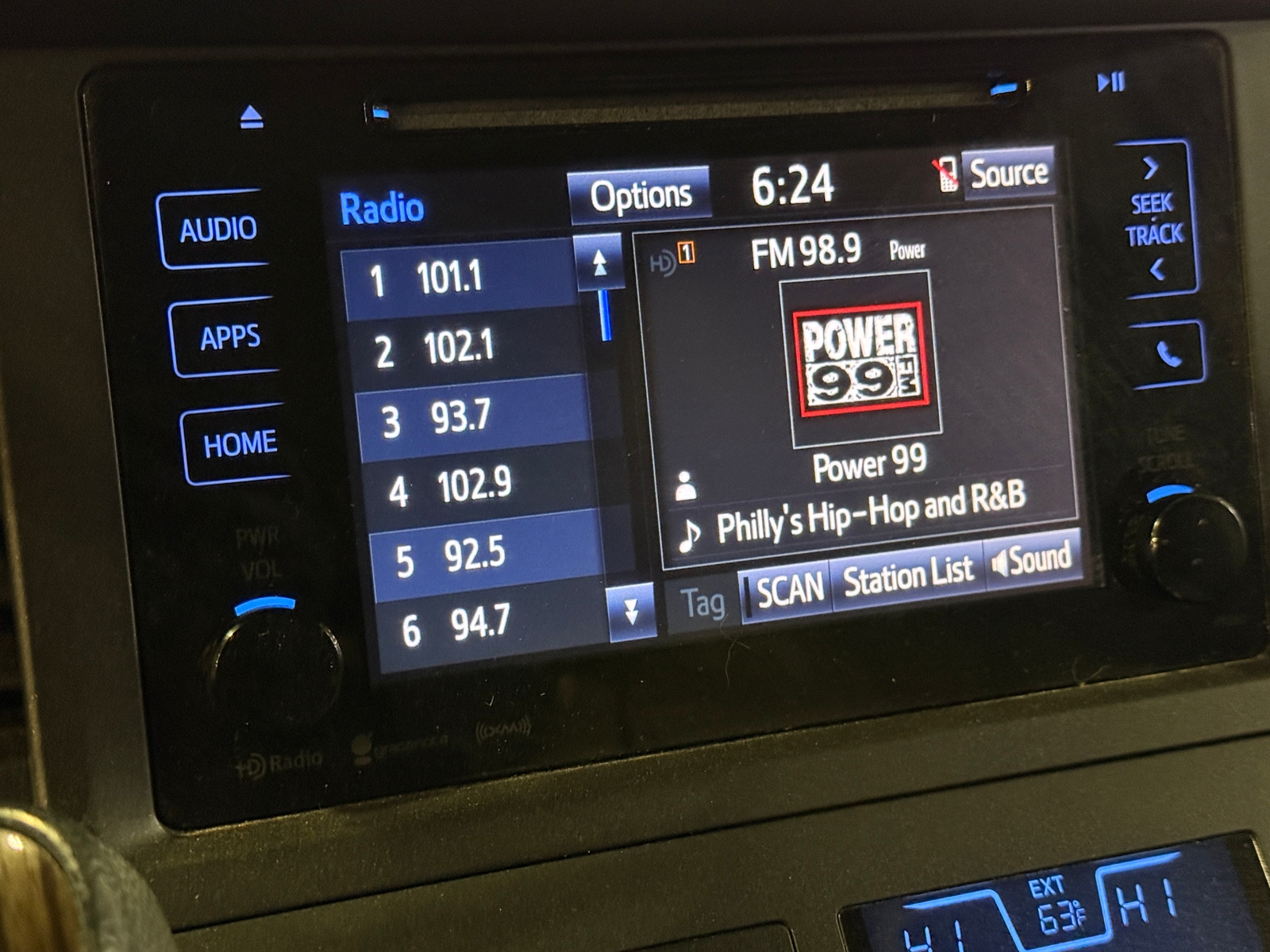 Thumbnail: 2017 Toyota Sienna - 3