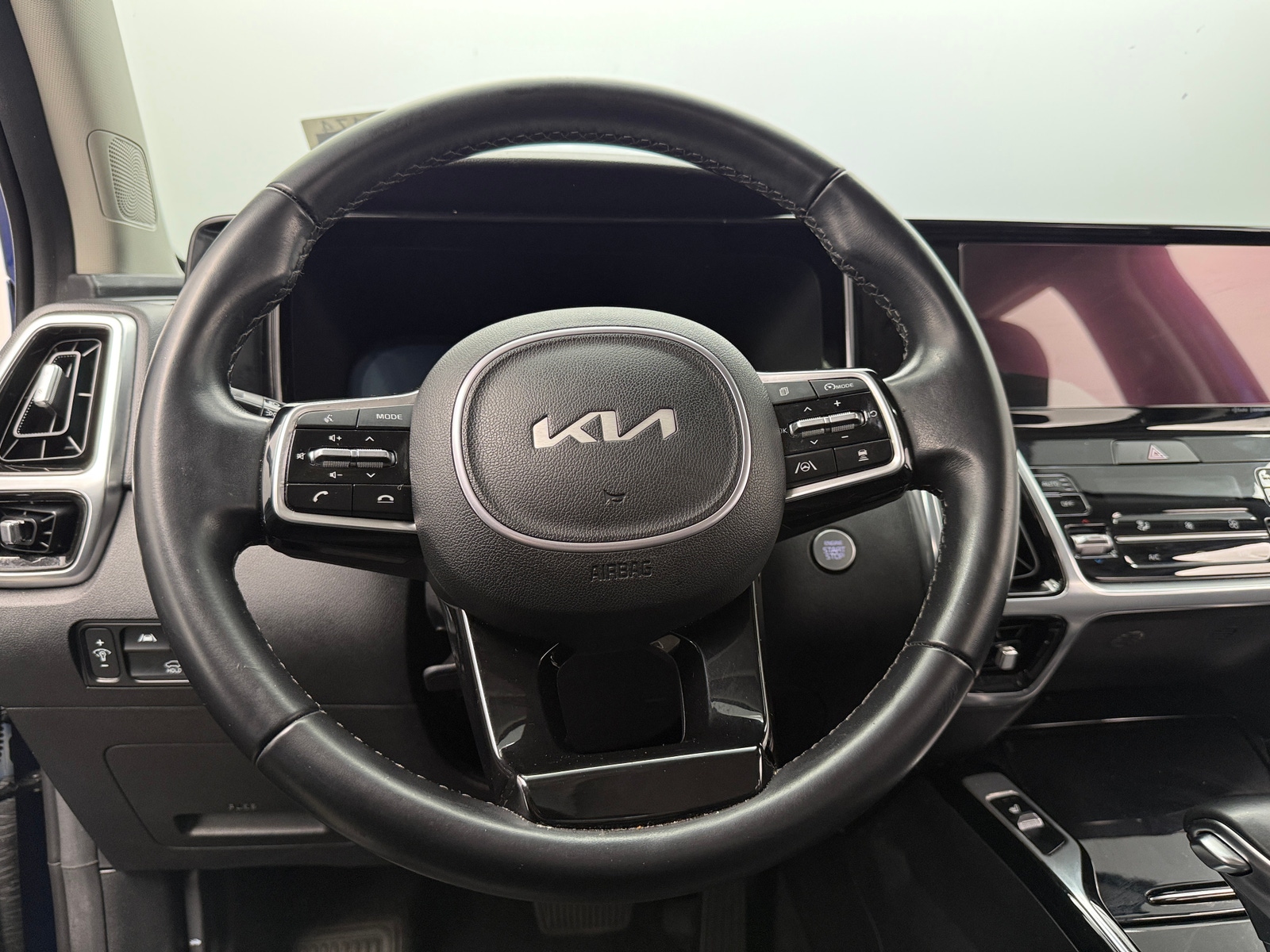 Thumbnail: 2023 Kia Sorento - 4