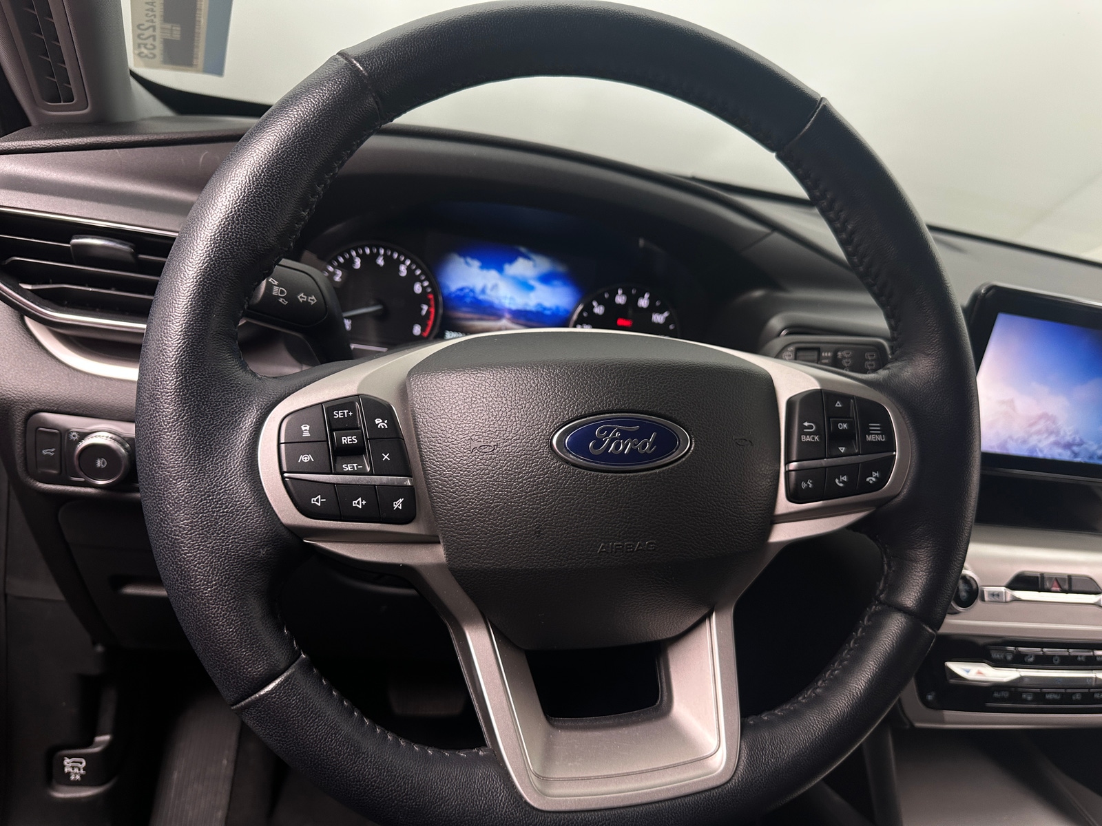 Thumbnail: 2022 Ford Explorer - 5