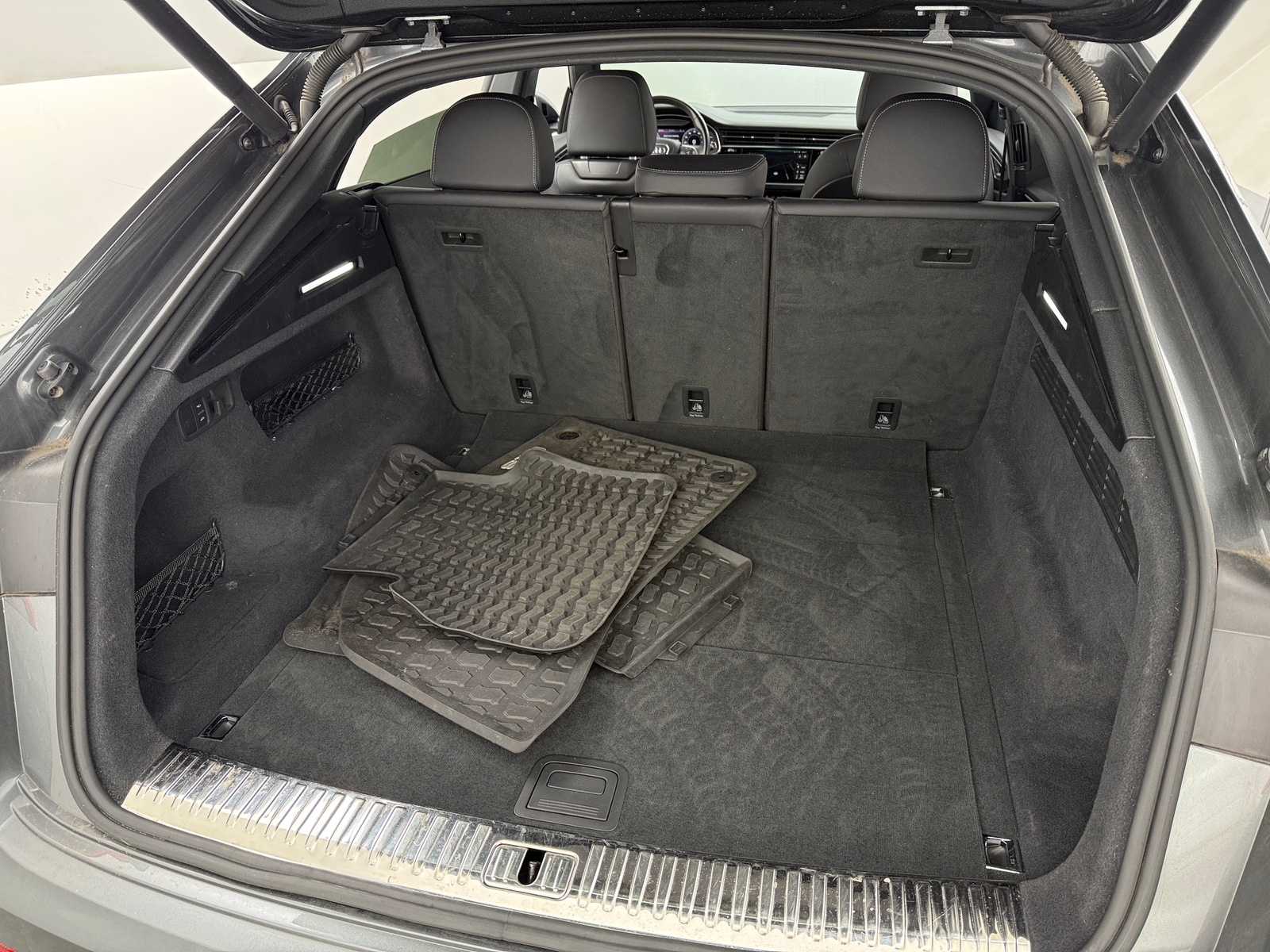 Thumbnail: 2020 Audi Q8 - 6