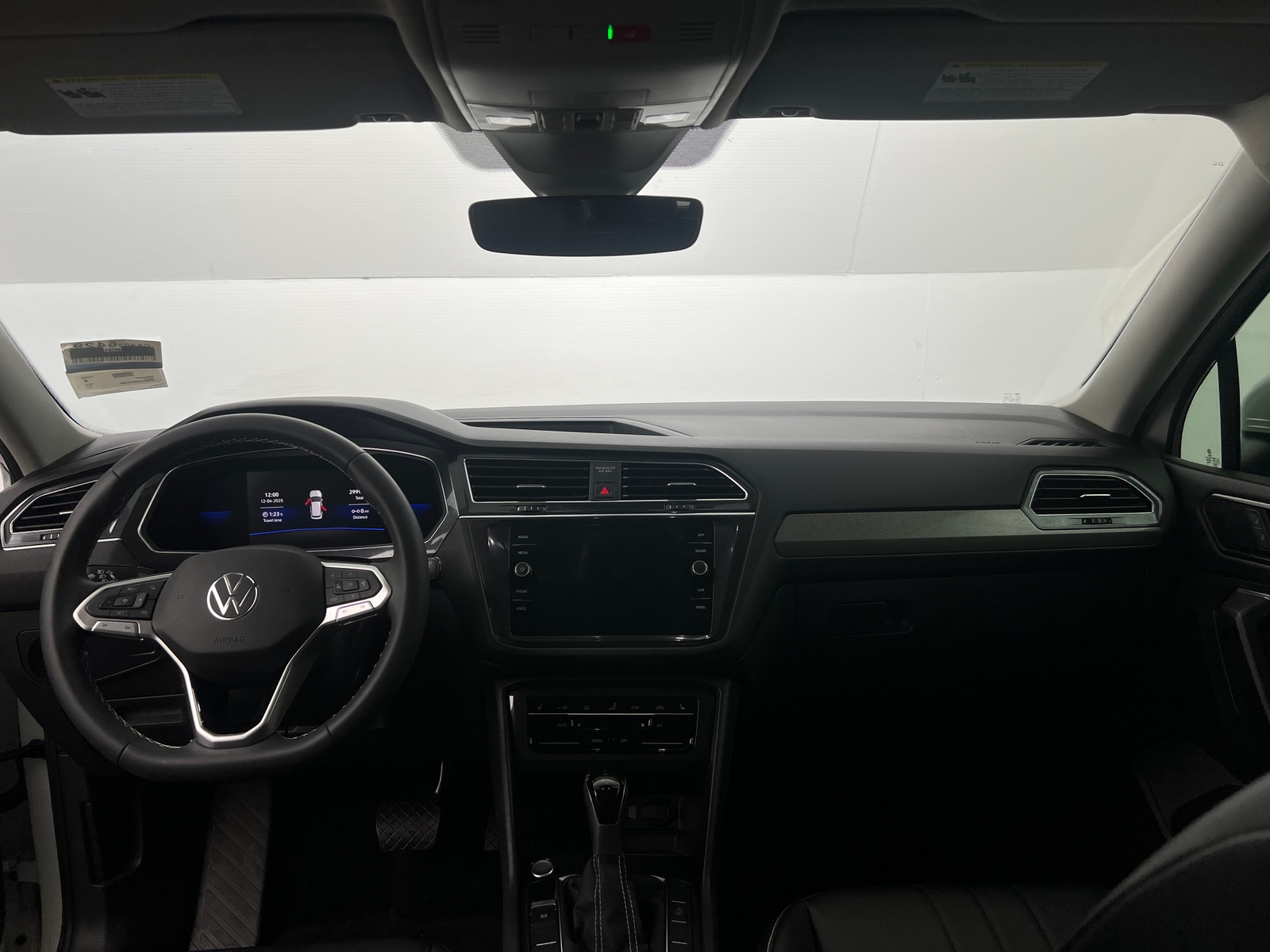 Thumbnail: 2022 Volkswagen Tiguan - 2