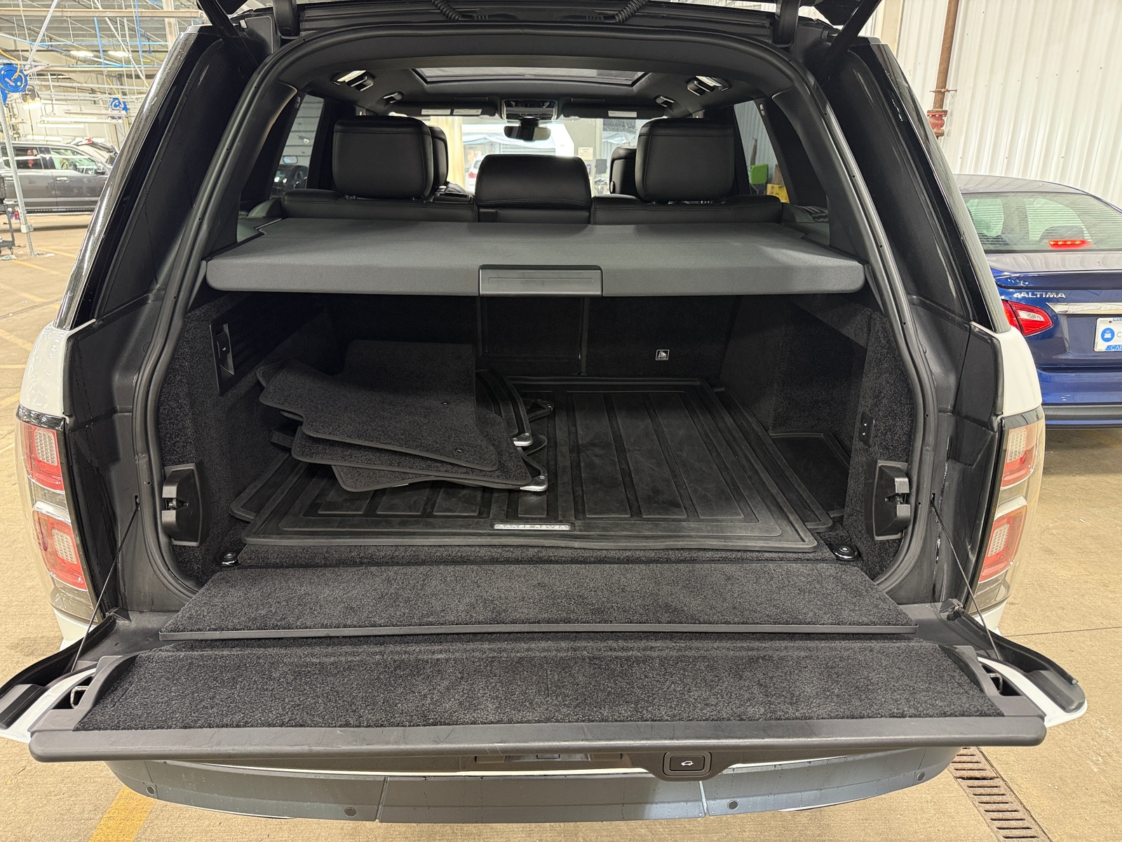 Thumbnail: 2021 Land Rover Range Rover - 6