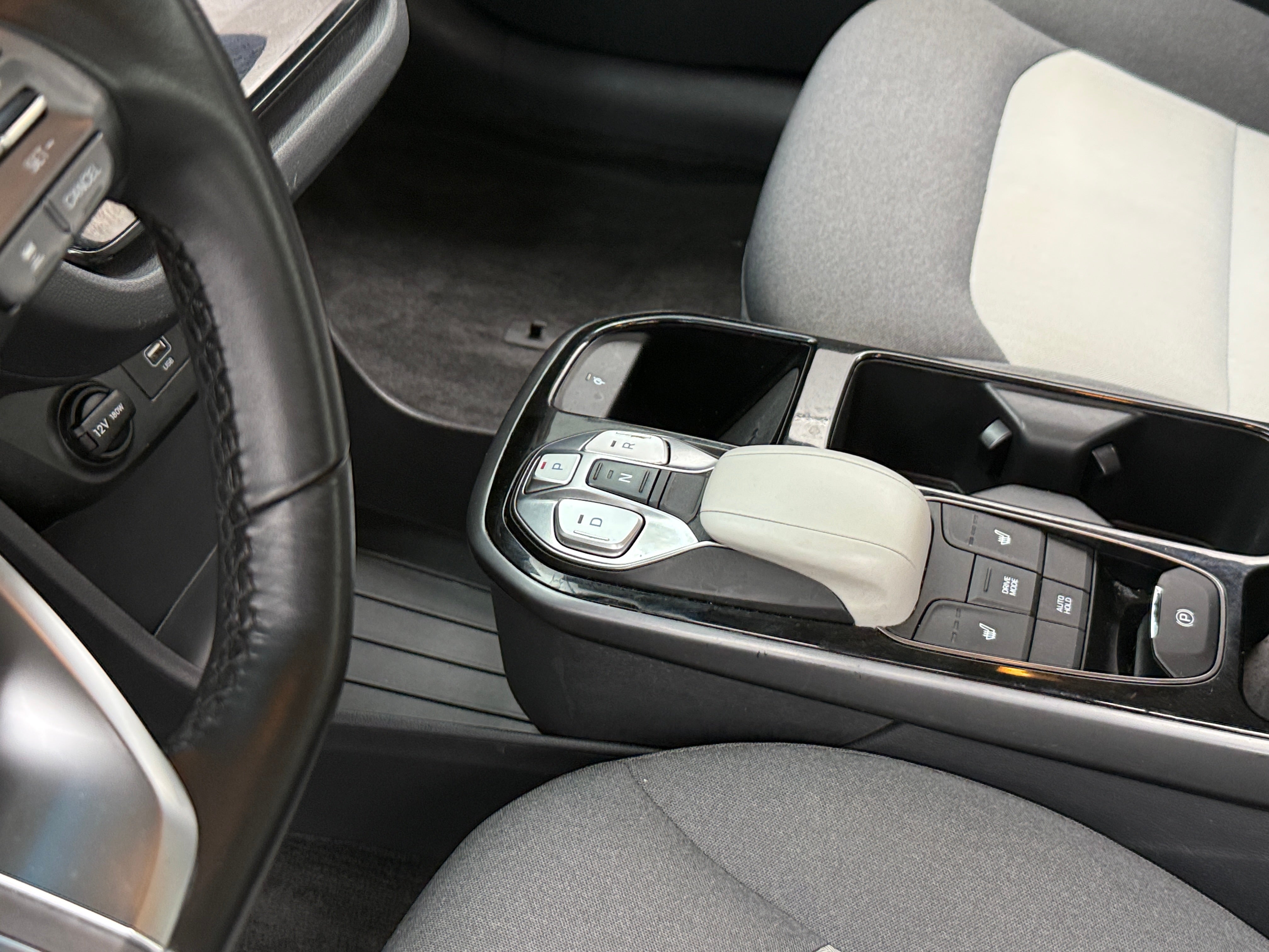 Used 2020 Hyundai IONIQ SE with VIN KMHC75LJ3LU075049 for sale in Oak Creek, WI