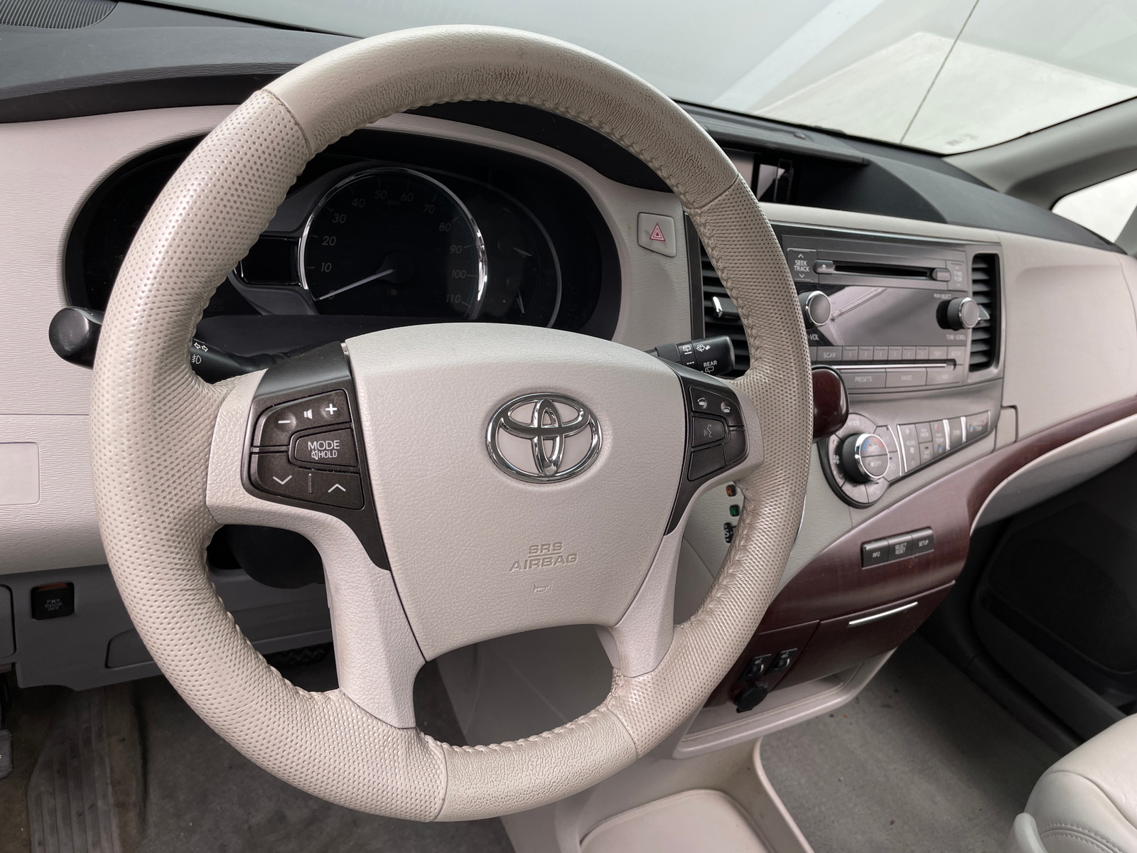 Thumbnail: 2011 Toyota Sienna - 4