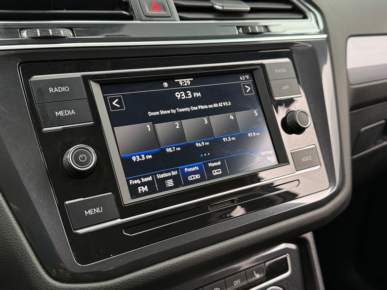 Thumbnail: 2022 Volkswagen Tiguan - 4