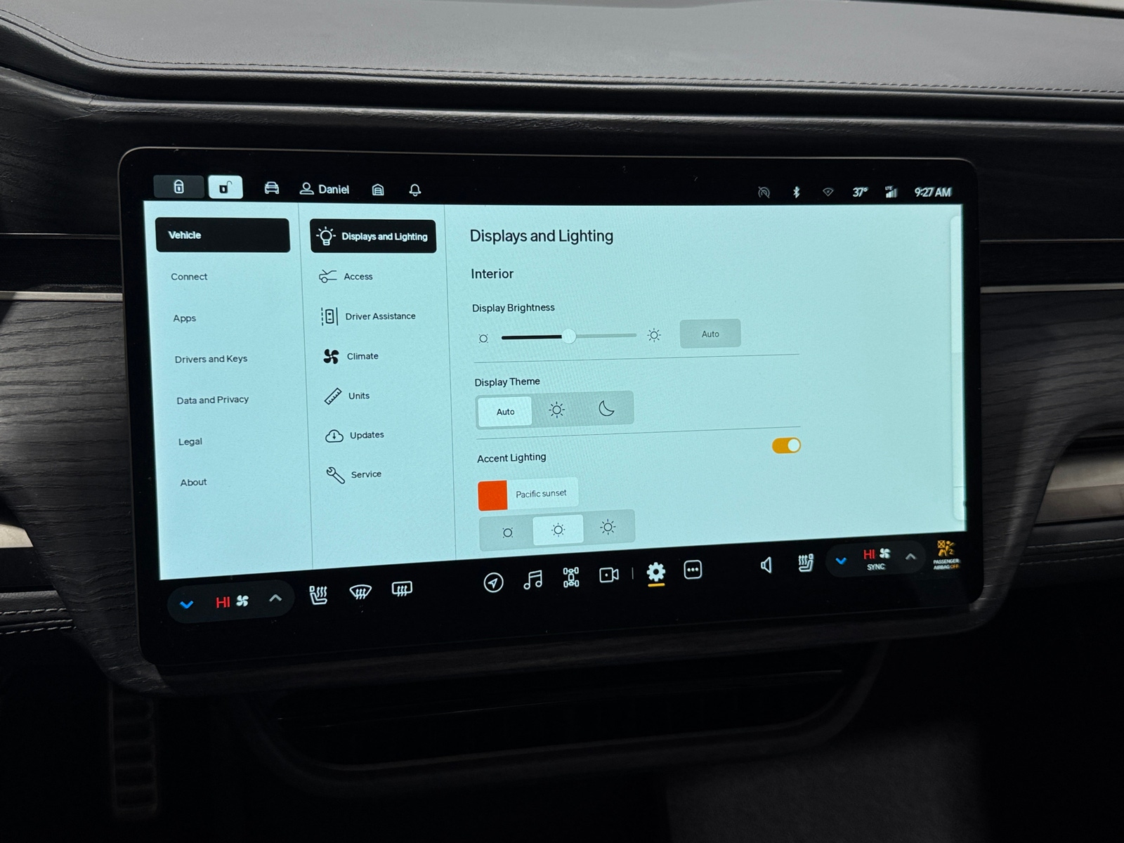 Thumbnail: 2023 Rivian R1S - 3