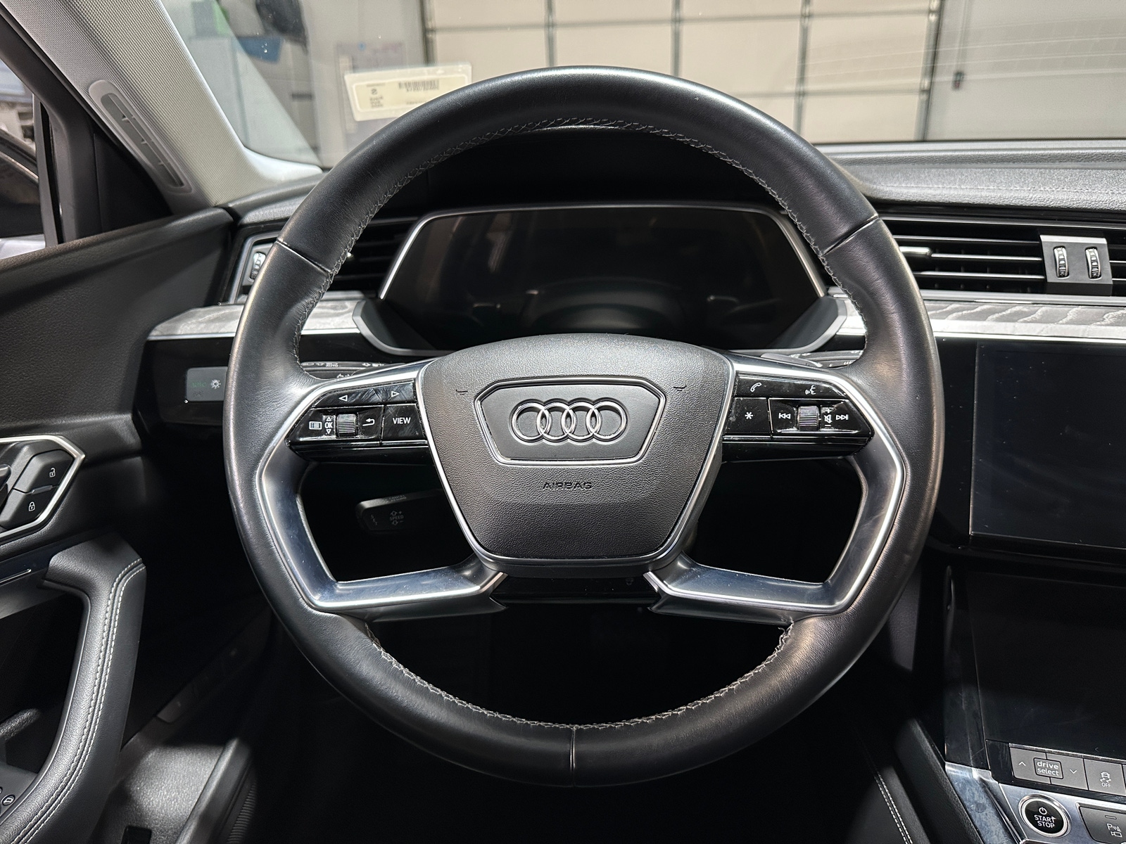 Thumbnail: 2022 Audi e-tron - 4