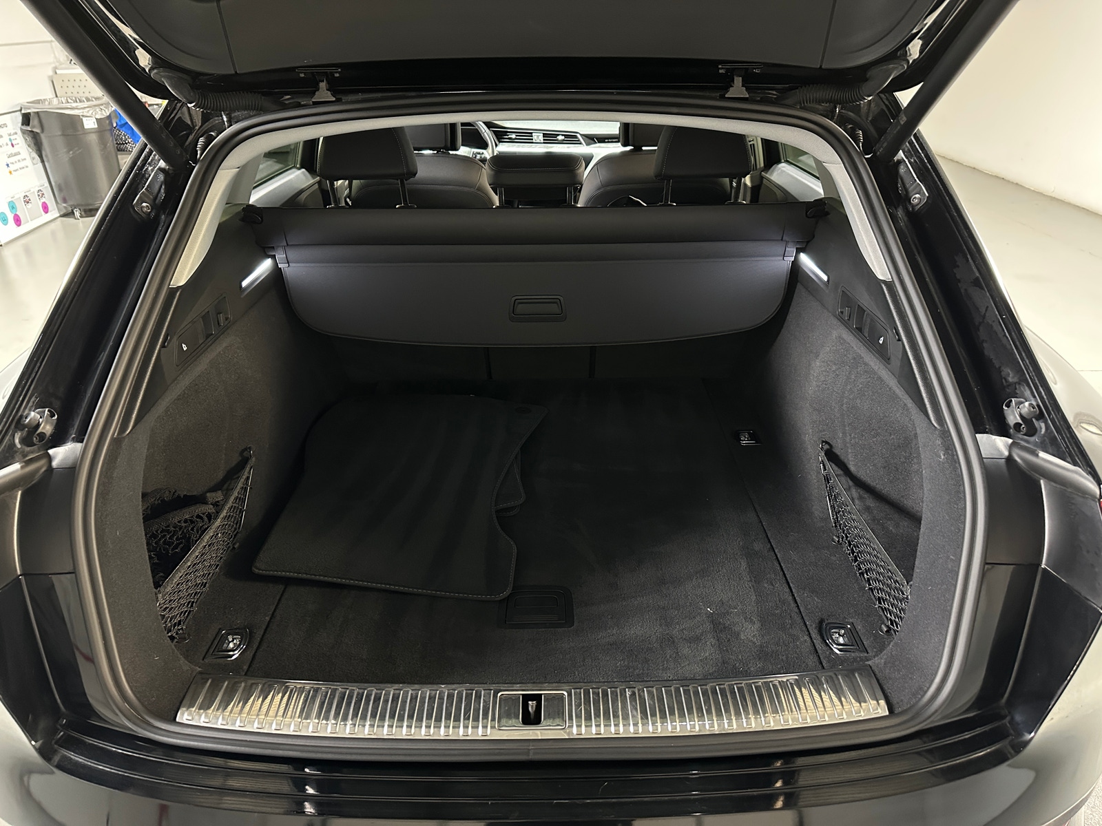 Thumbnail: 2022 Audi e-tron - 6