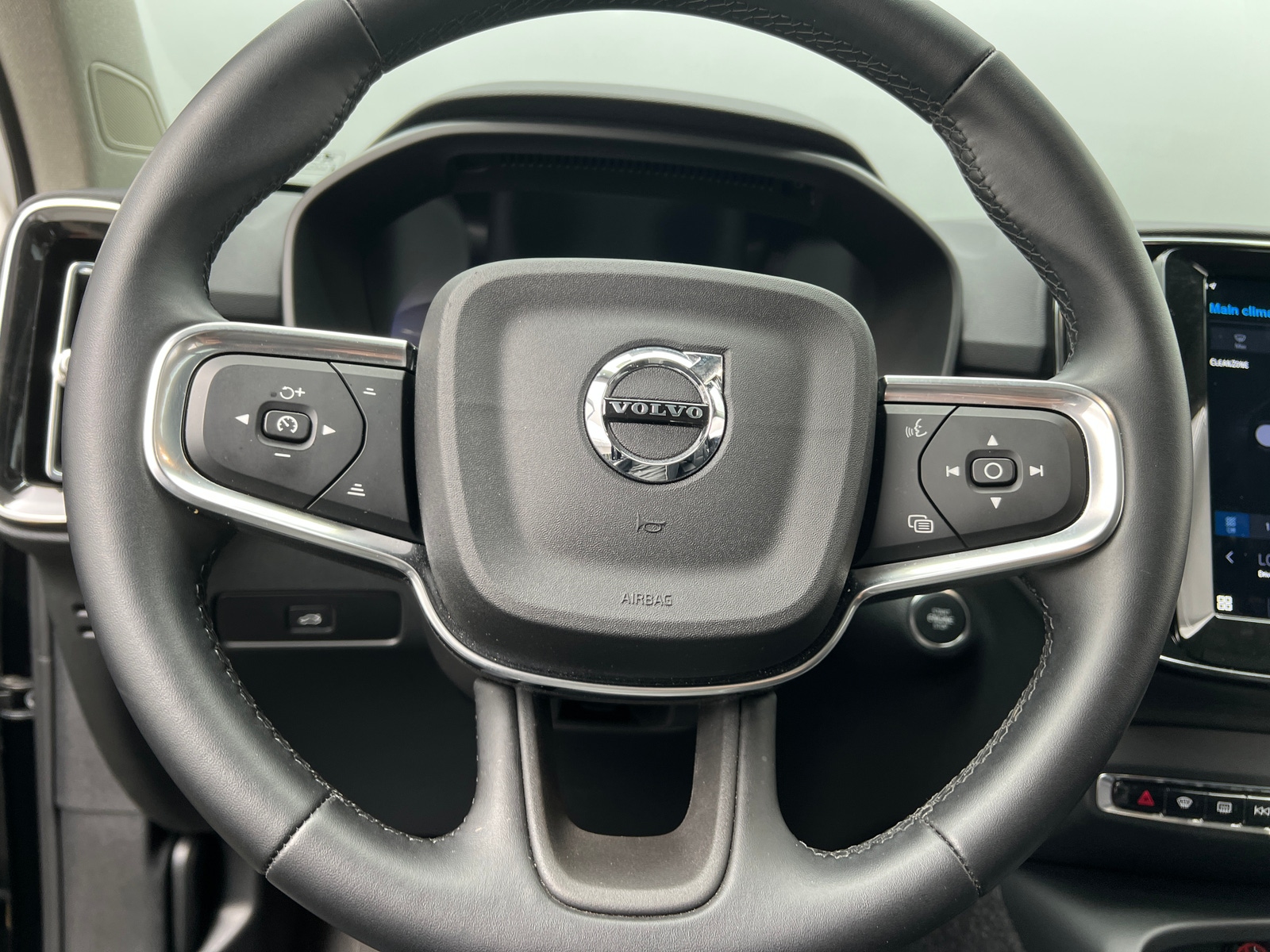 Thumbnail: 2025 Volvo XC40 - 5