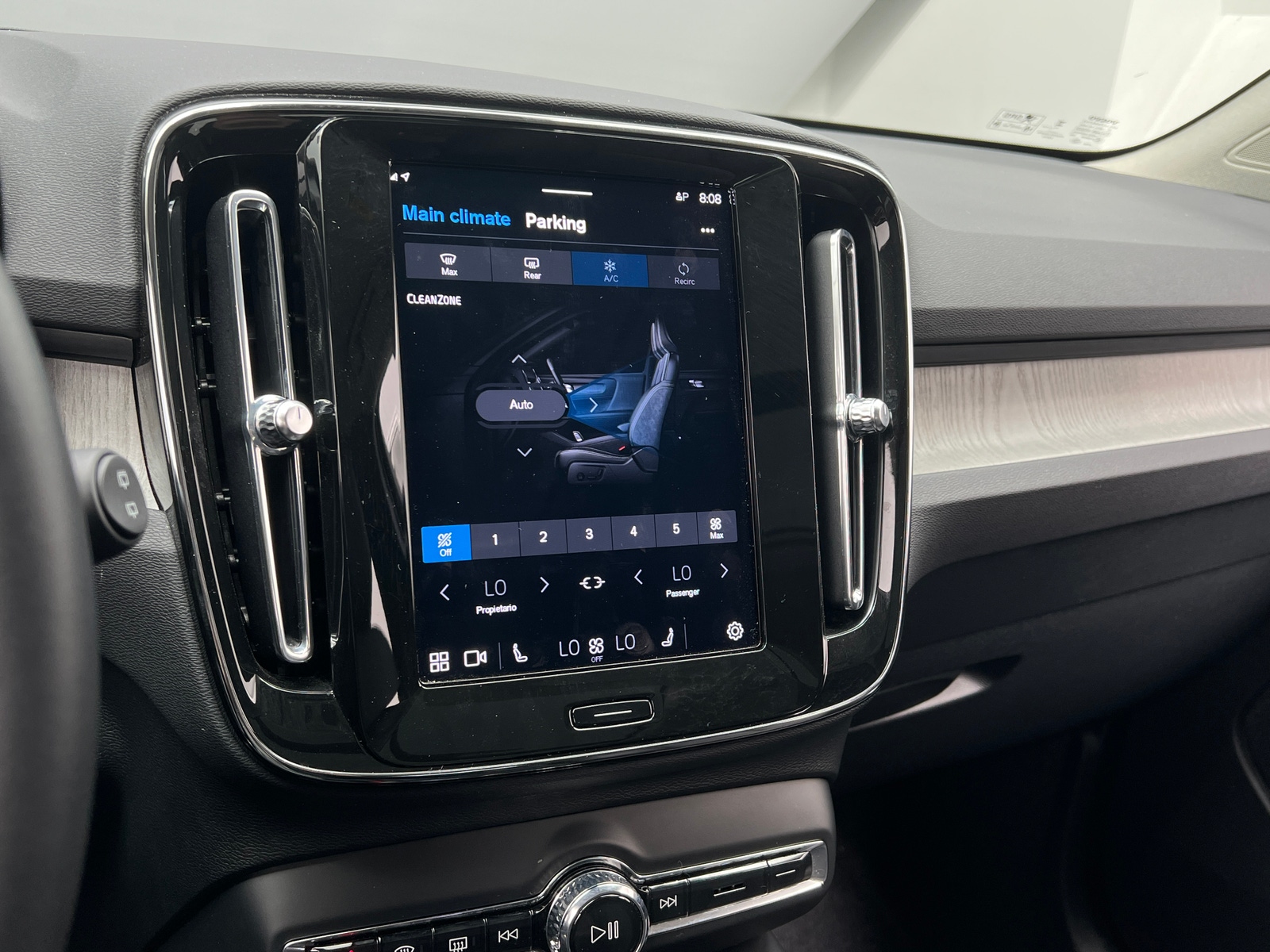 Thumbnail: 2025 Volvo XC40 - 4