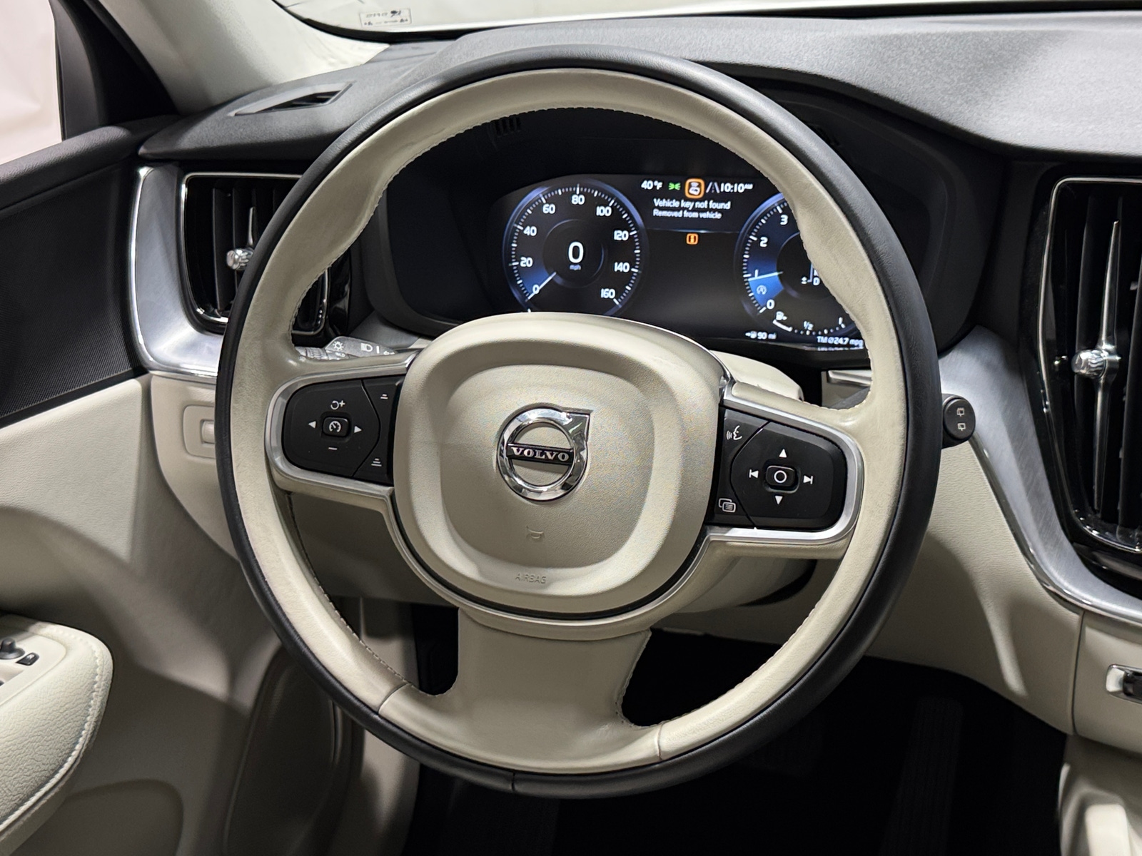 Thumbnail: 2020 Volvo XC60 - 4