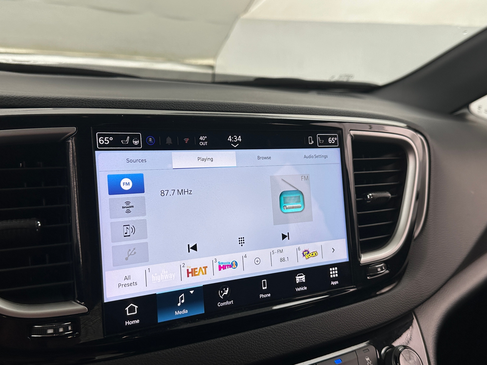 Thumbnail: 2025 Chrysler Pacifica - 3