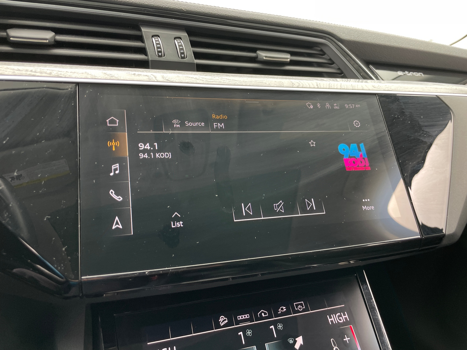 Thumbnail: 2022 Audi e-tron - 3