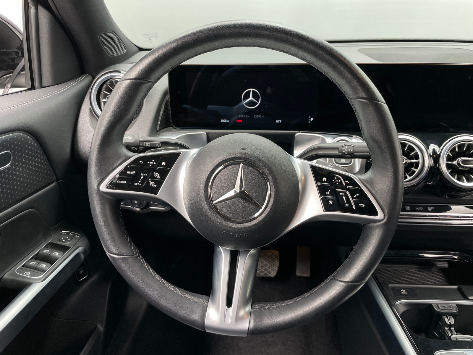 Thumbnail: 2025 Mercedes-Benz GLB - 4