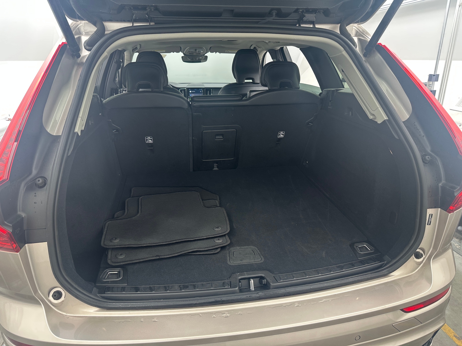 Thumbnail: 2025 Volvo XC60 - 7