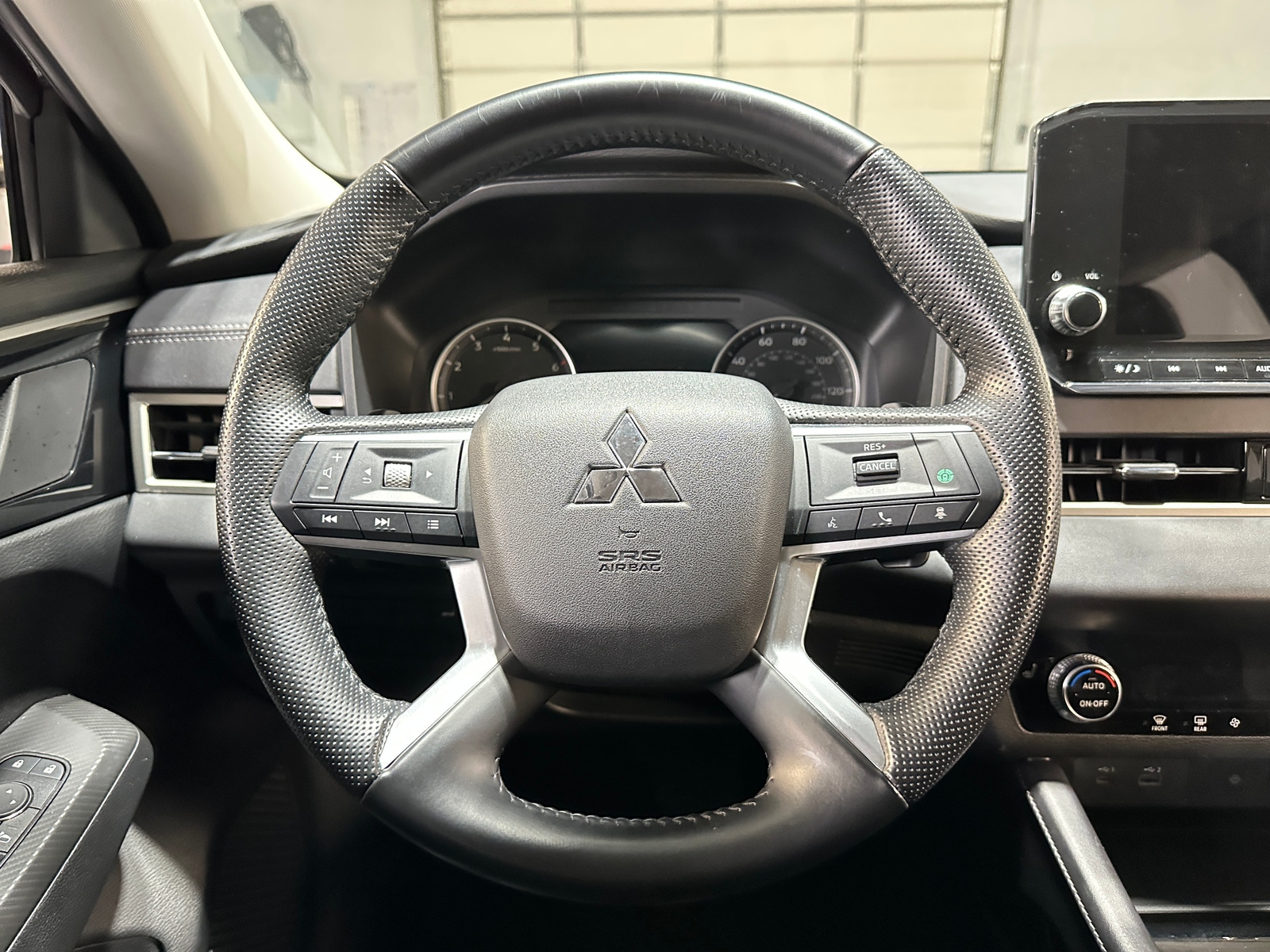 Thumbnail: 2024 Mitsubishi Outlander - 4