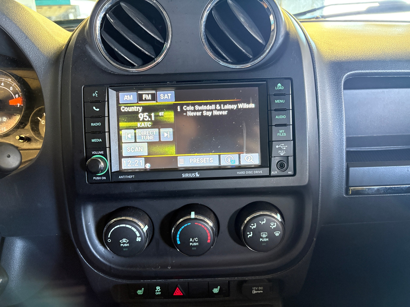 Thumbnail: 2016 Jeep Patriot - 3