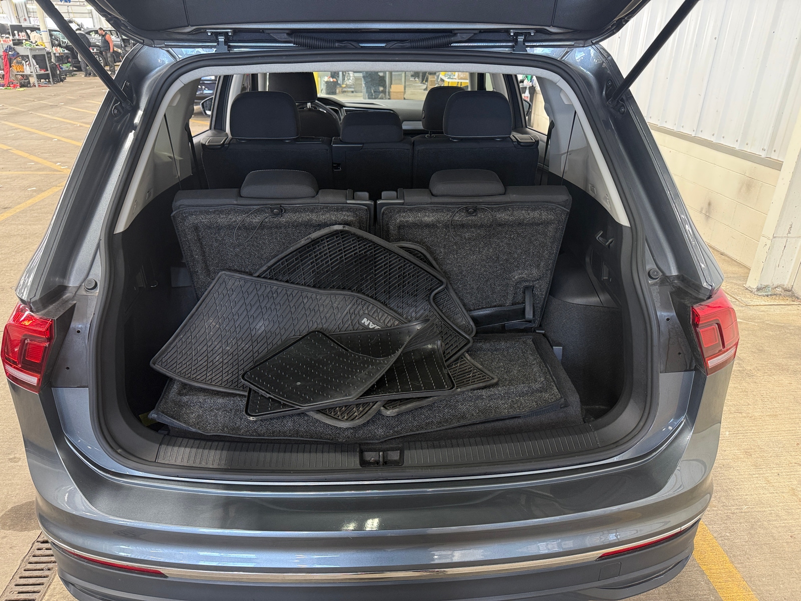 Thumbnail: 2024 Volkswagen Tiguan - 7