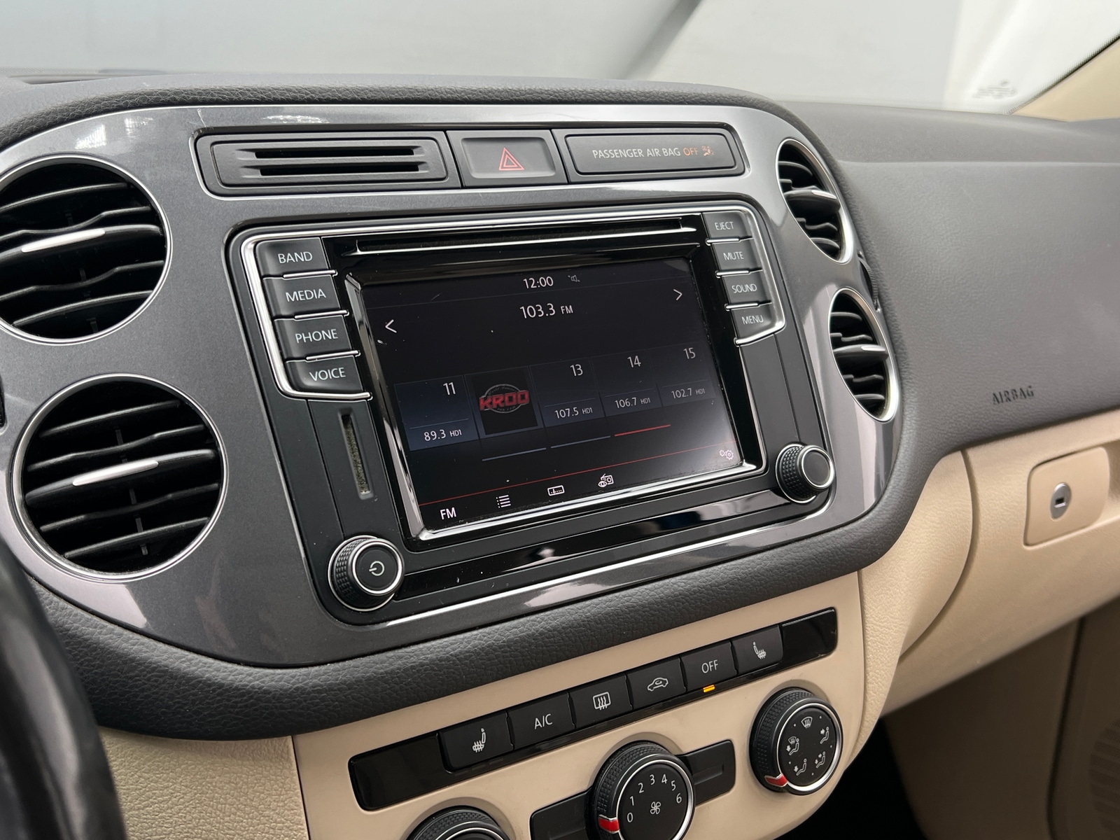 Thumbnail: 2017 Volkswagen Tiguan - 3