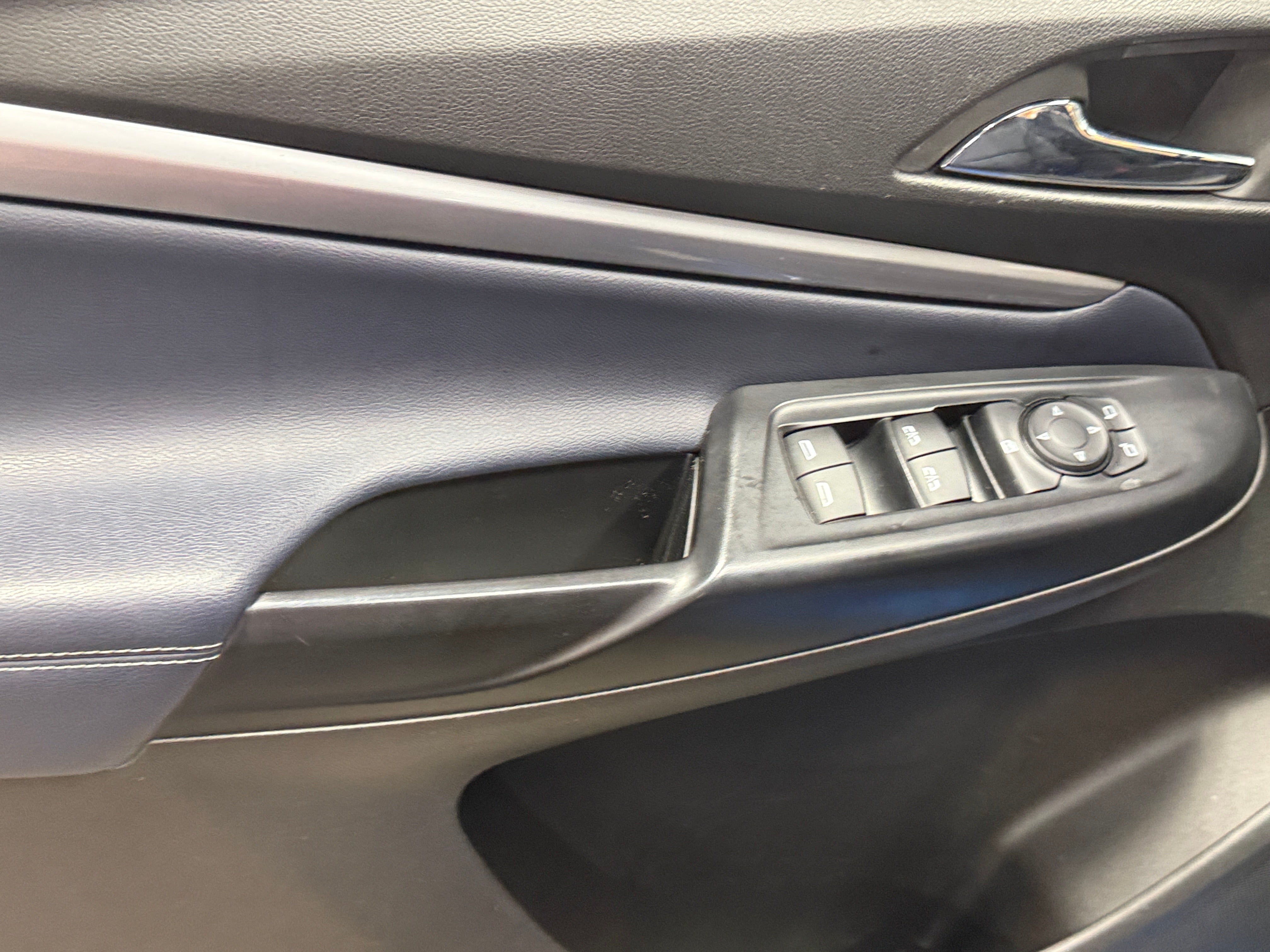 Used 2022 Chevrolet Bolt EUV LT with VIN 1G1FY6S05N4119464 for sale in Oak Creek, WI