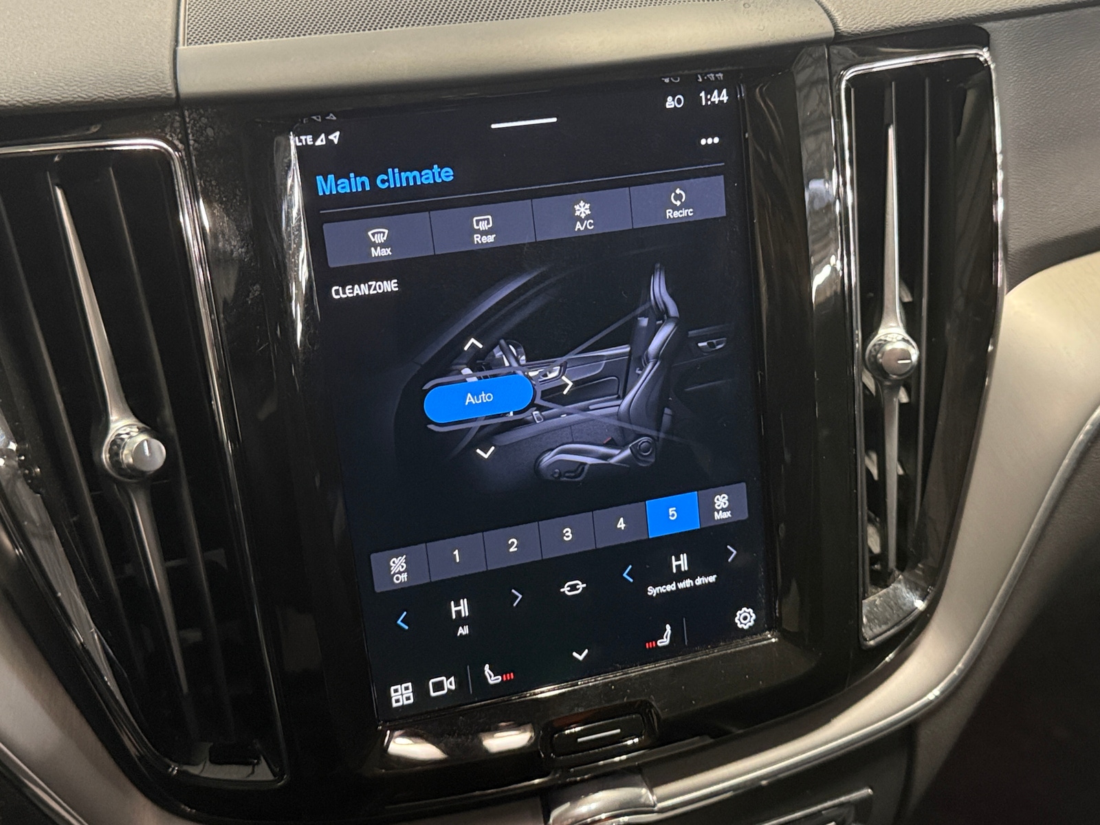 Thumbnail: 2025 Volvo XC60 - 3