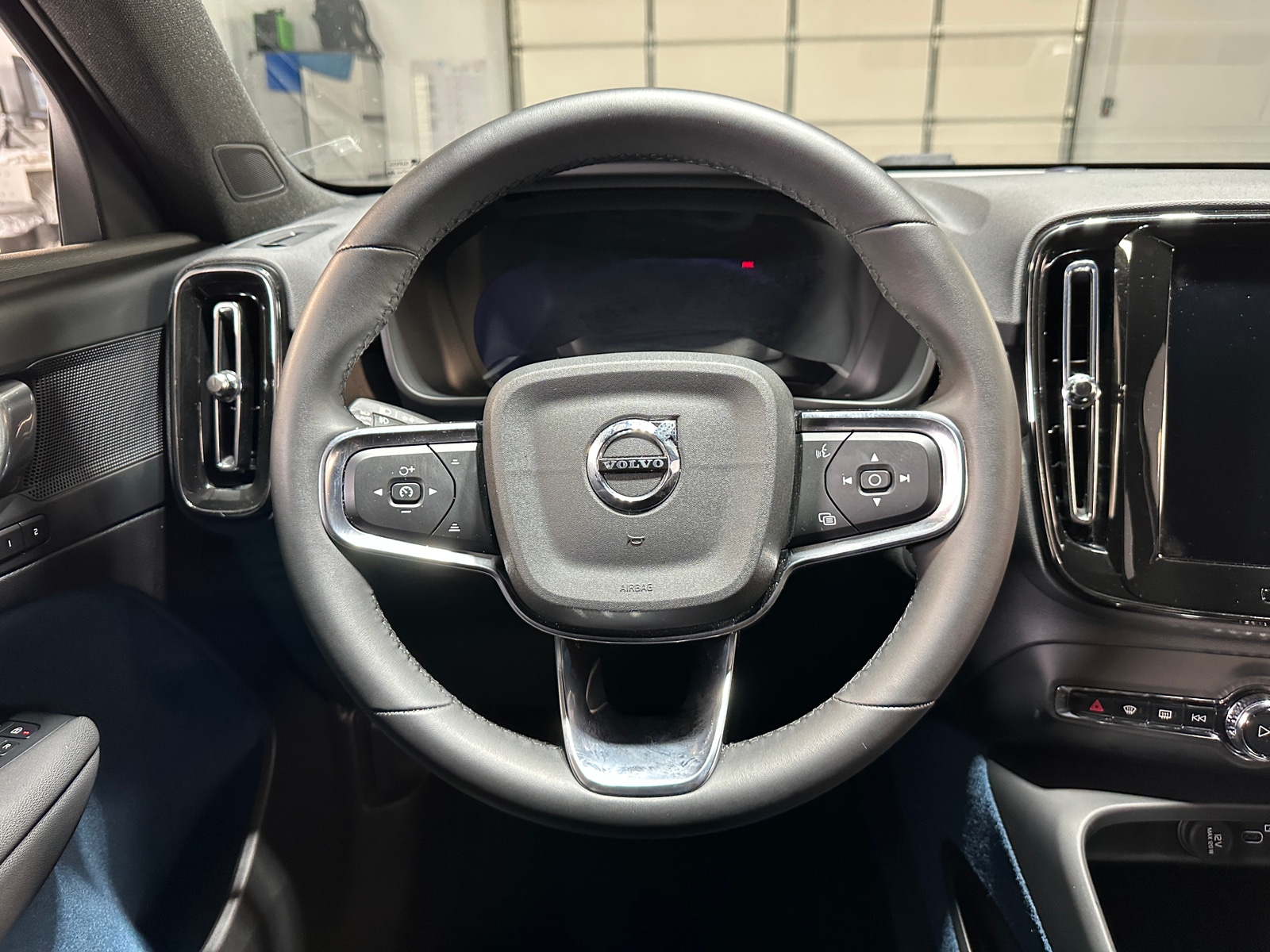 Thumbnail: 2024 Volvo XC40 - 4