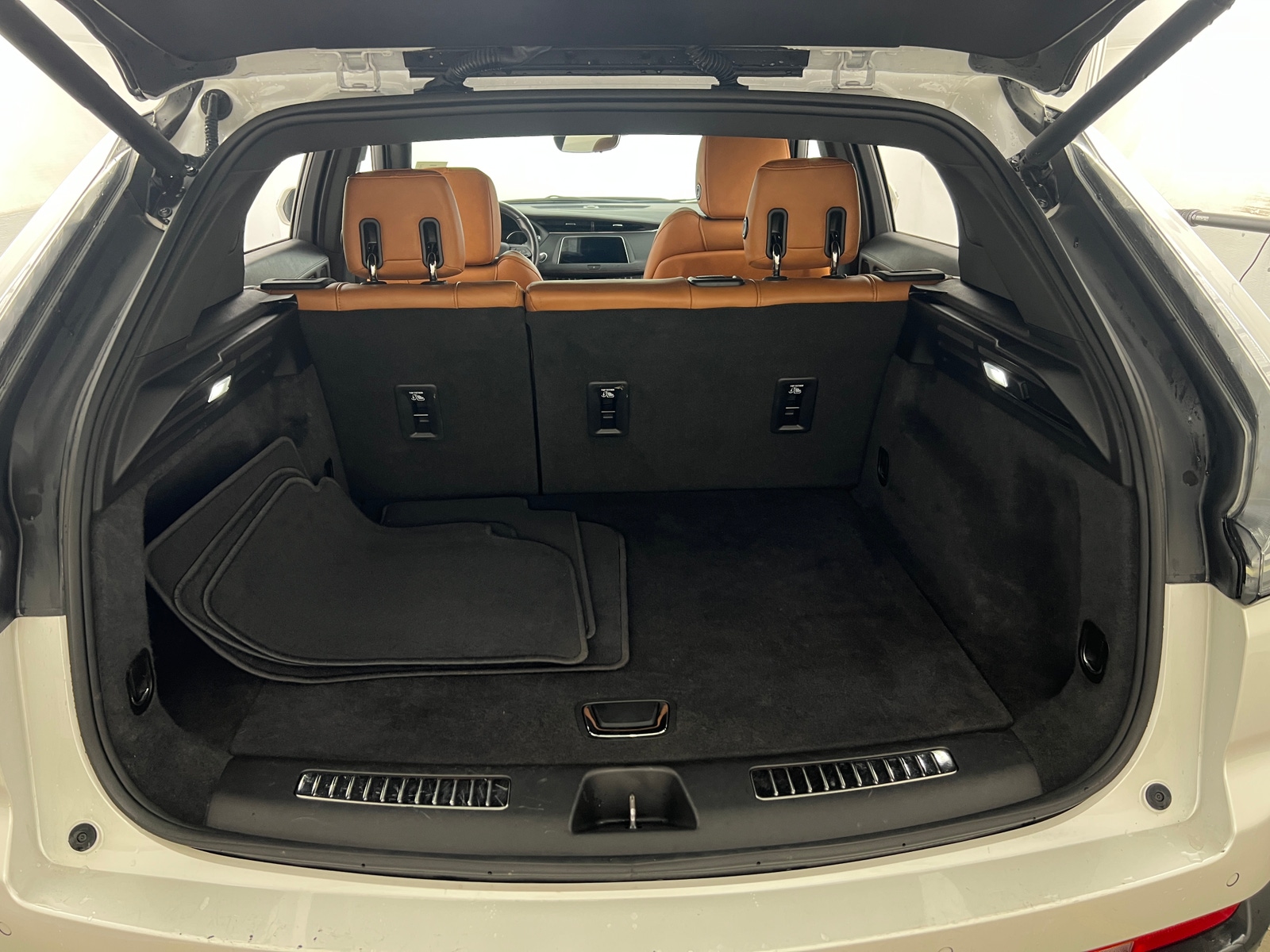 Thumbnail: 2019 Cadillac XT4 - 6