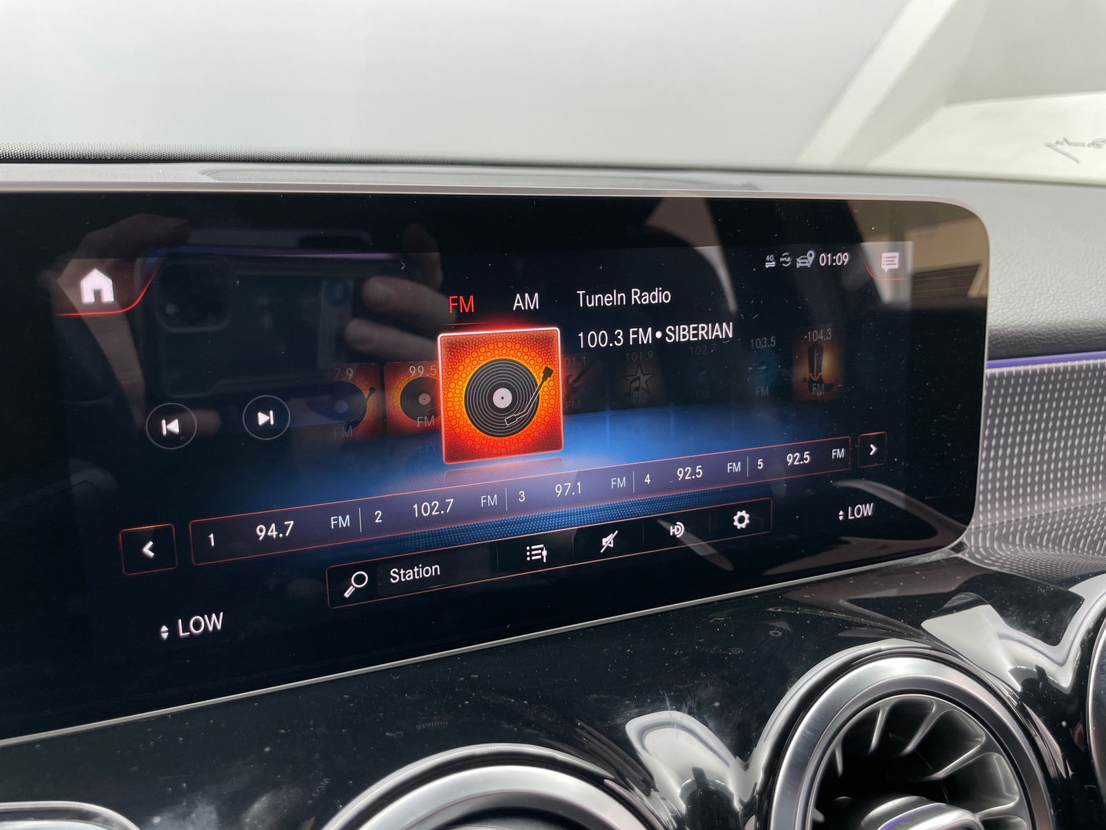 Thumbnail: 2020 Mercedes-Benz GLB - 3