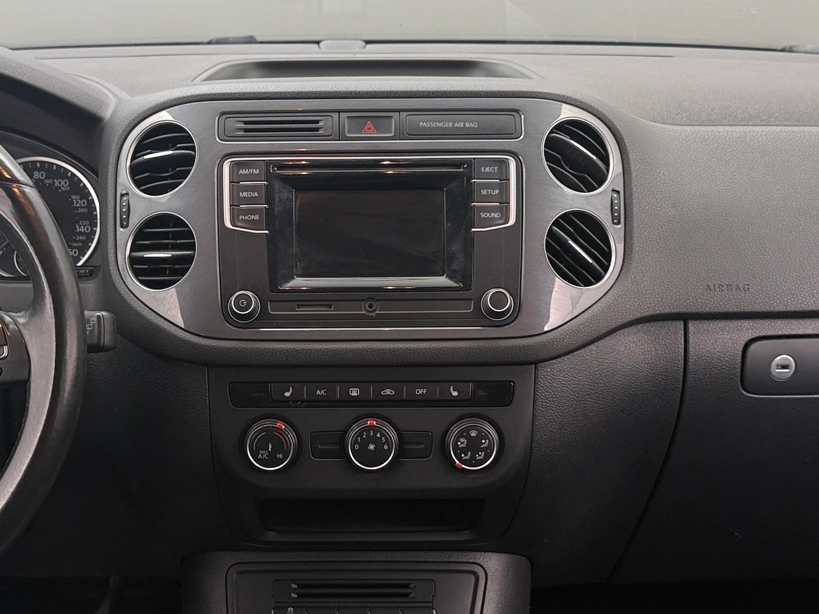 Thumbnail: 2016 Volkswagen Tiguan - 3