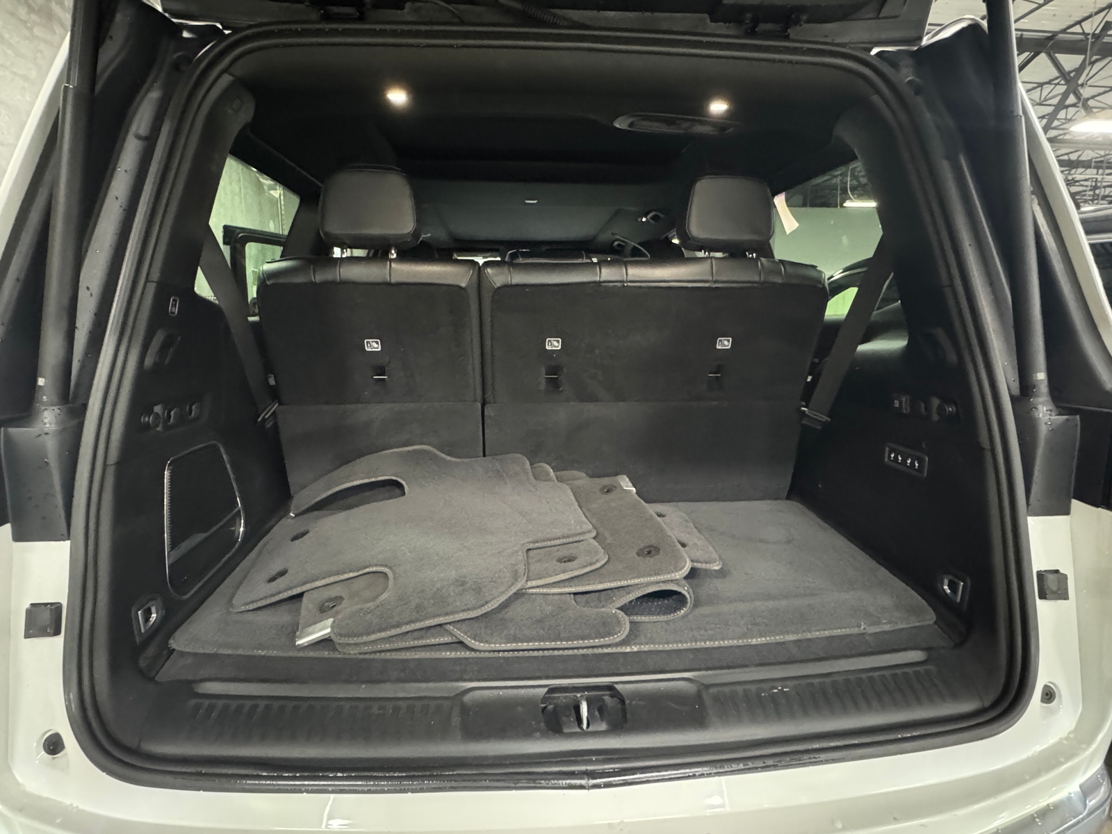 Thumbnail: 2022 Jeep Wagoneer - 6