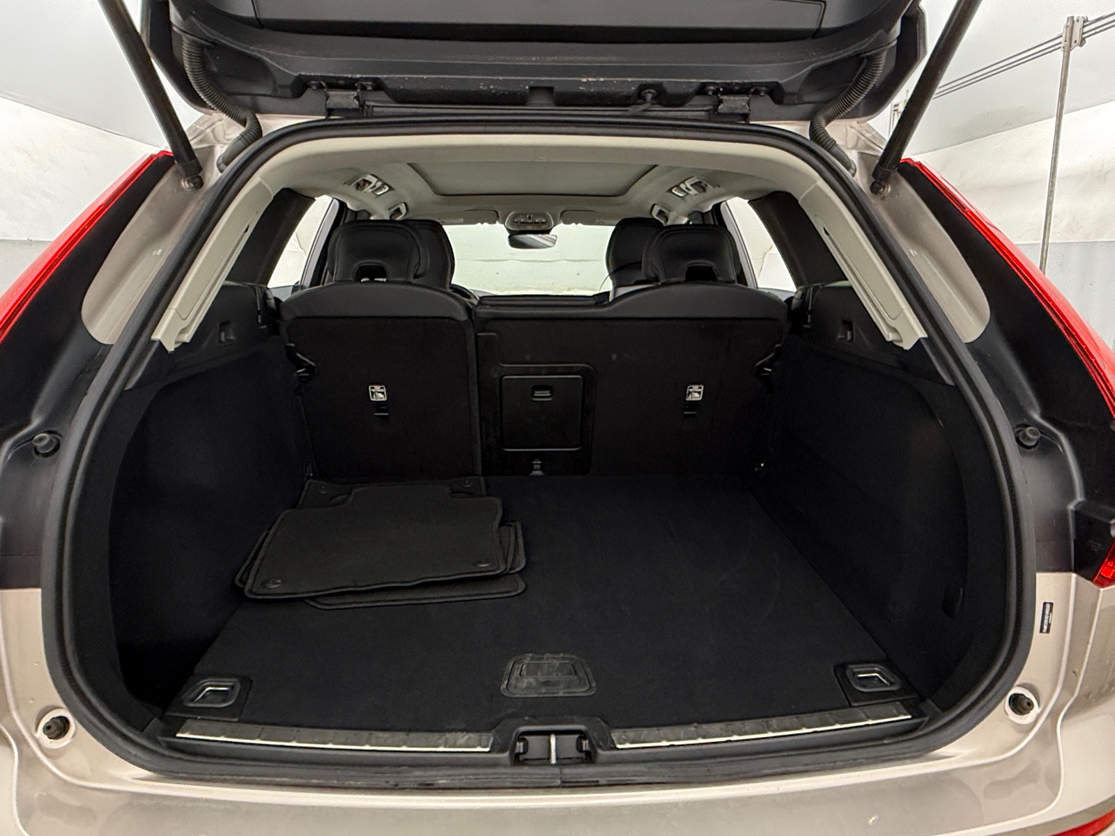 Thumbnail: 2025 Volvo XC60 - 6