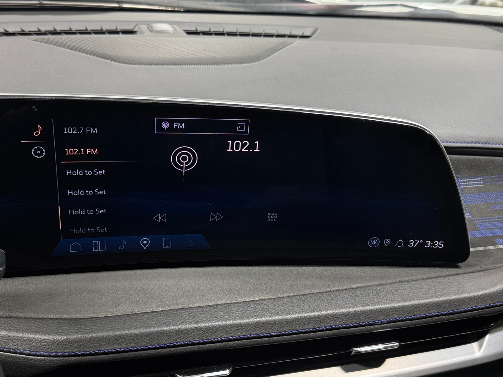 Thumbnail: 2024 Cadillac XT4 - 3