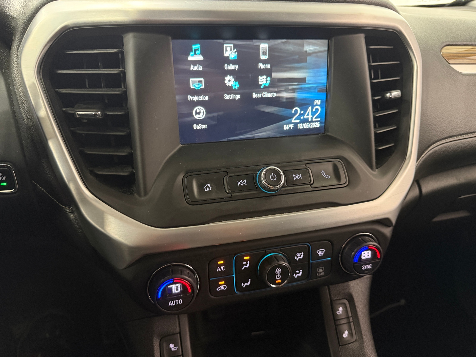 Thumbnail: 2017 GMC Acadia - 4