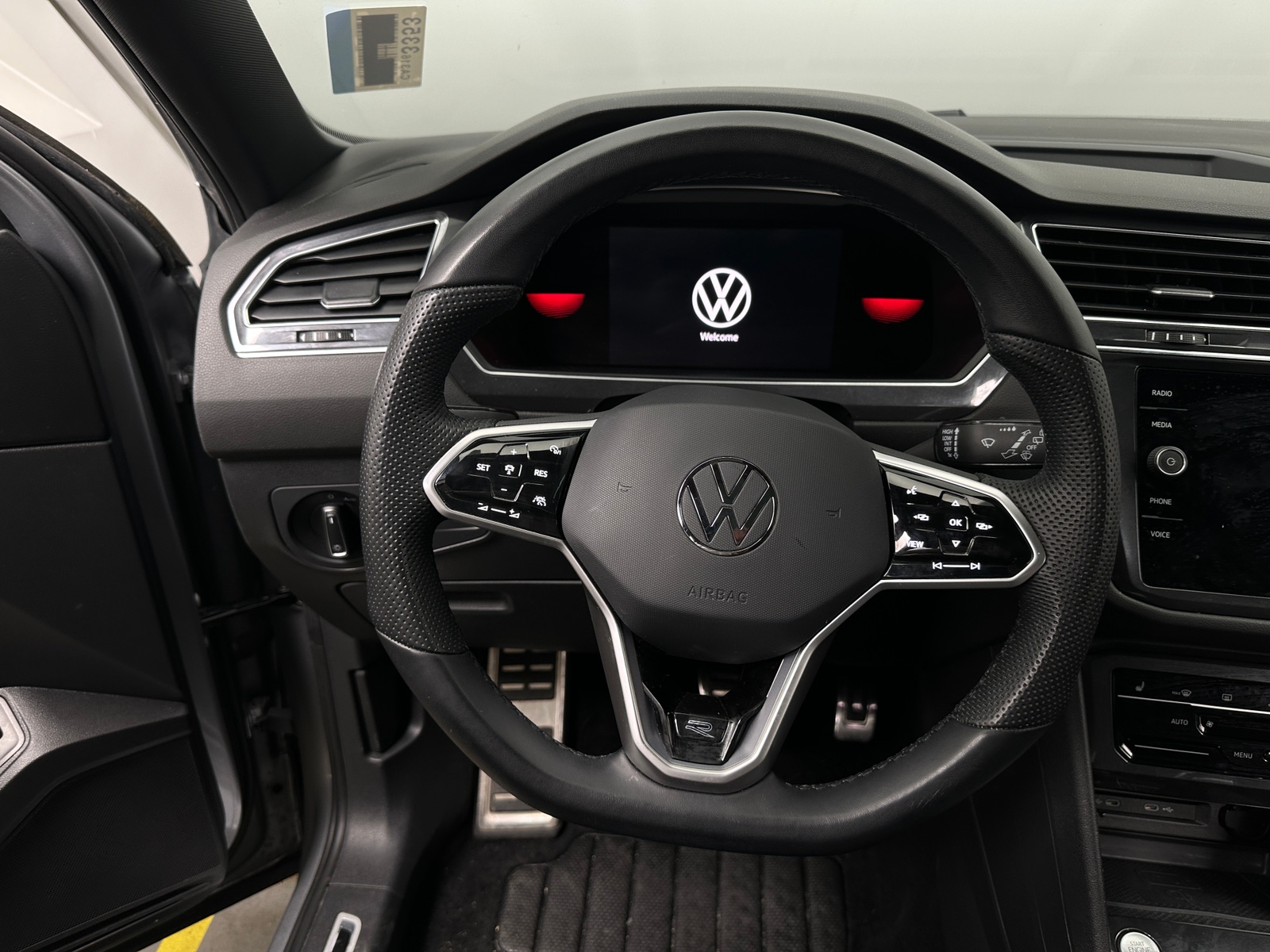 Thumbnail: 2022 Volkswagen Tiguan - 4