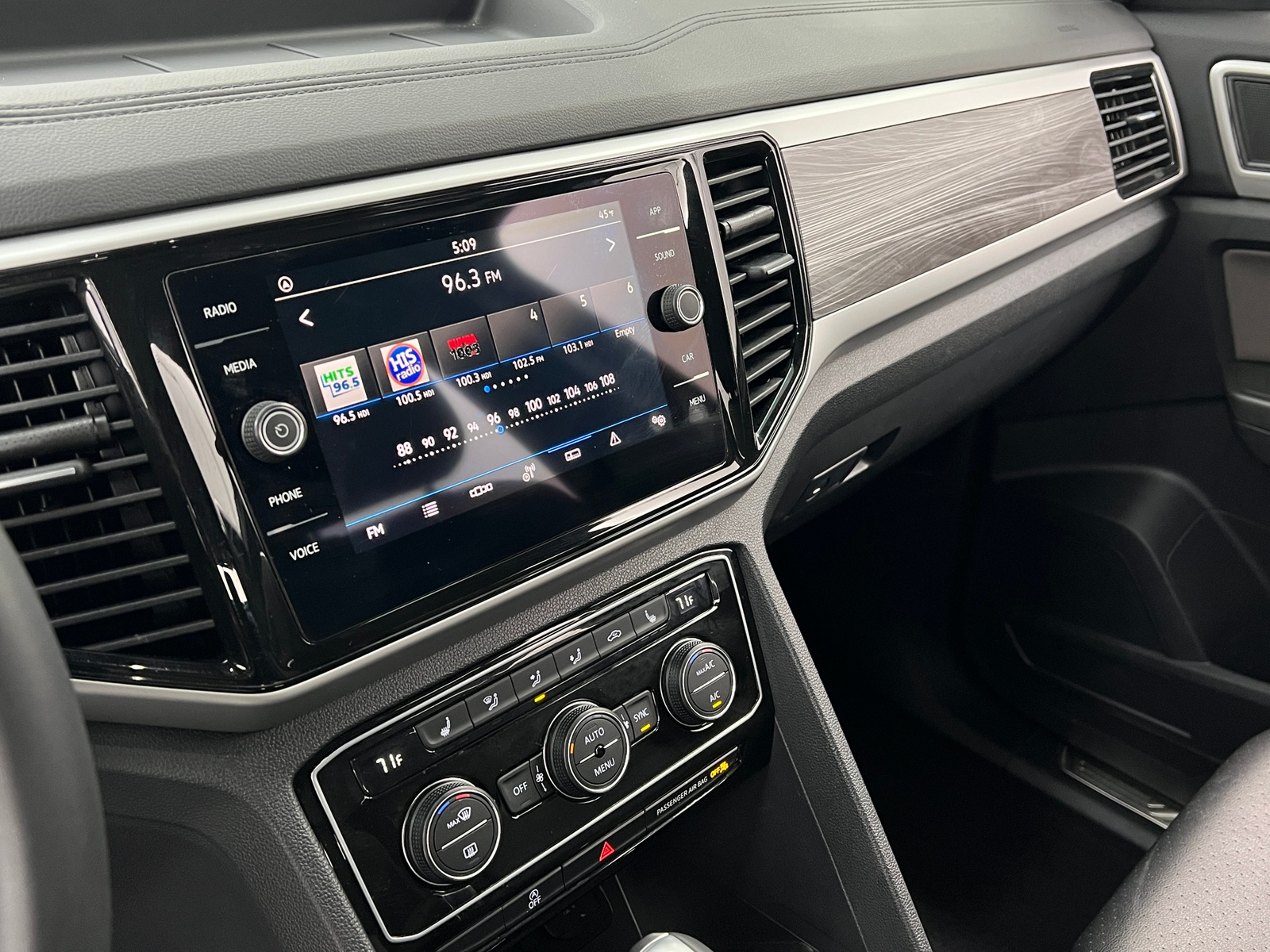 Thumbnail: 2022 Volkswagen Atlas - 3