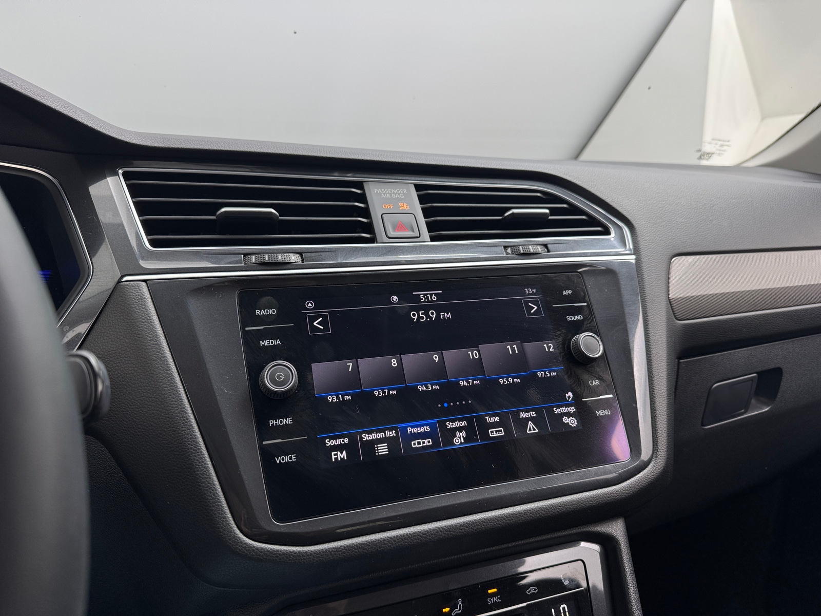 Thumbnail: 2022 Volkswagen Tiguan - 3