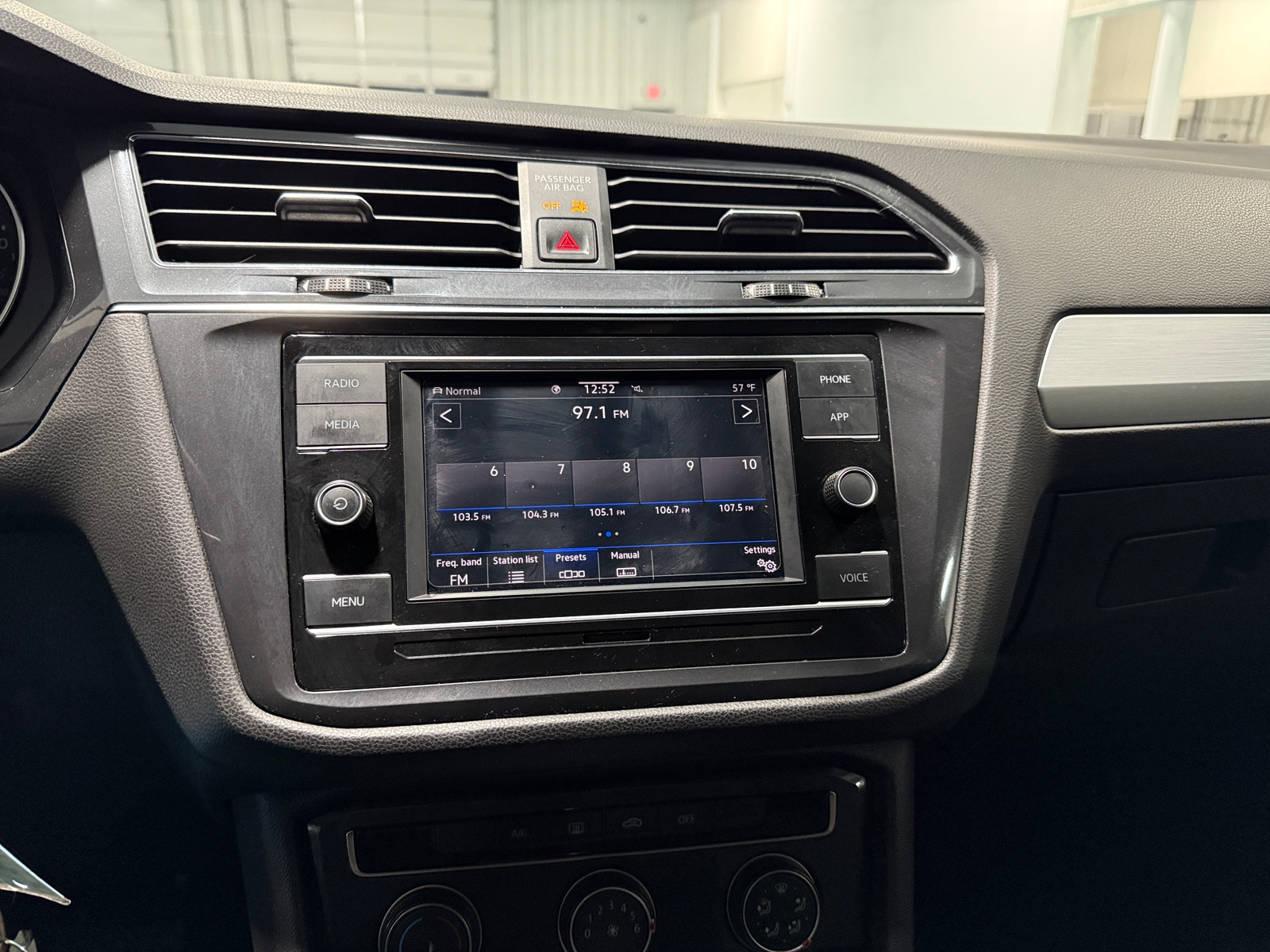 Thumbnail: 2020 Volkswagen Tiguan - 4