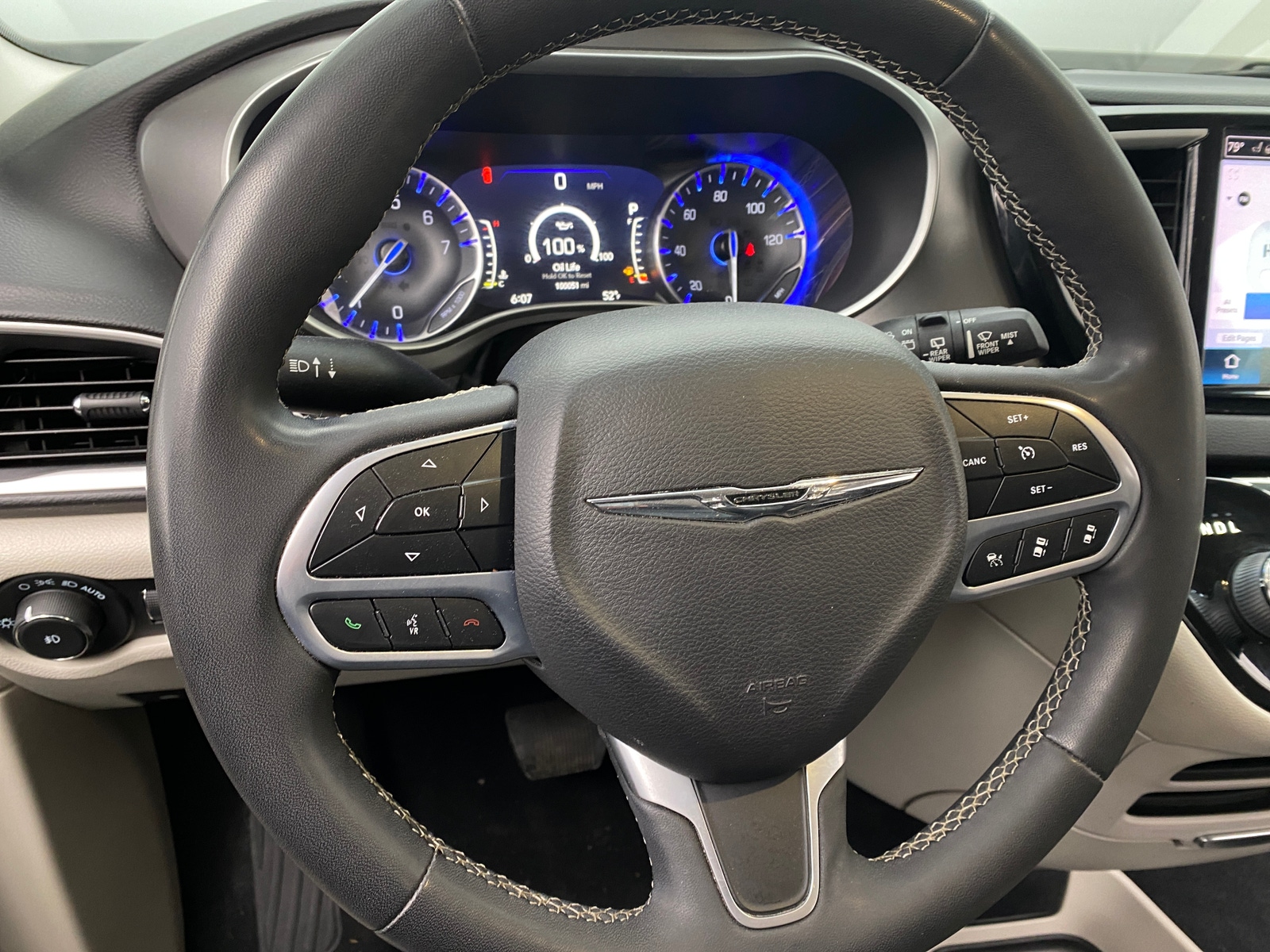 Thumbnail: 2022 Chrysler Pacifica - 4