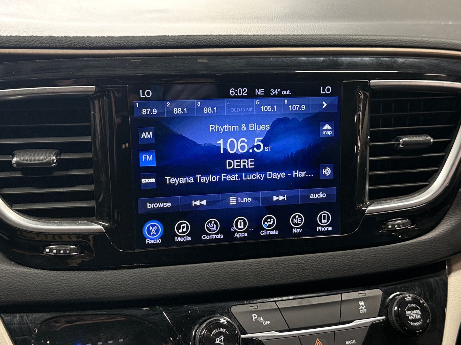 Thumbnail: 2017 Chrysler Pacifica - 3