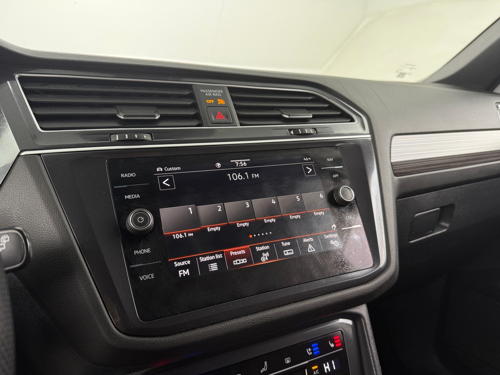 Thumbnail: 2024 Volkswagen Tiguan - 3