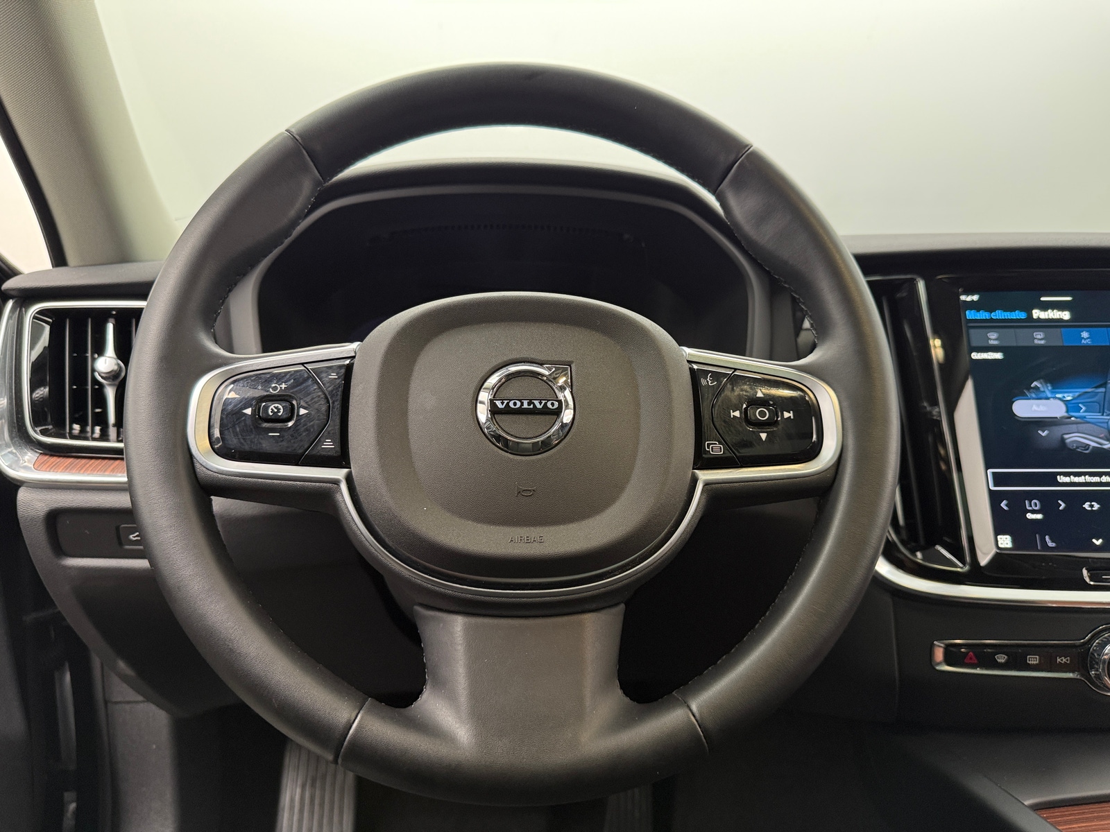 Thumbnail: 2025 Volvo V60 - 4