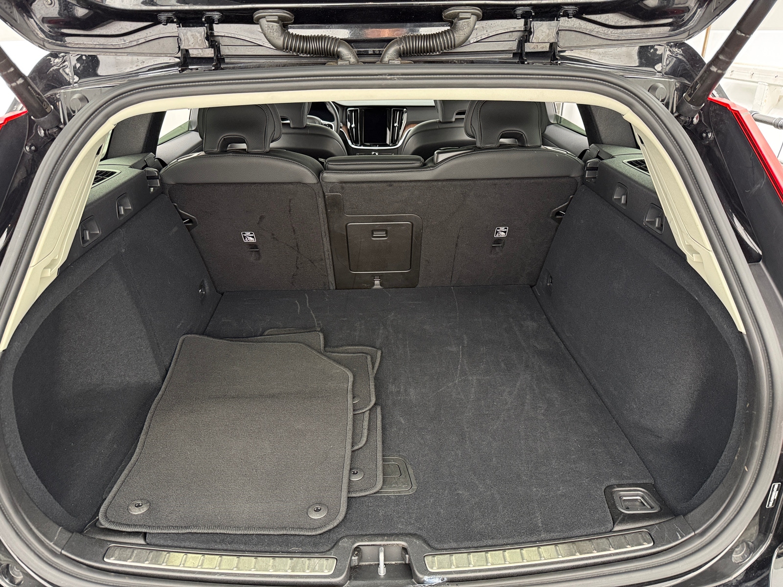 Thumbnail: 2025 Volvo V60 - 6