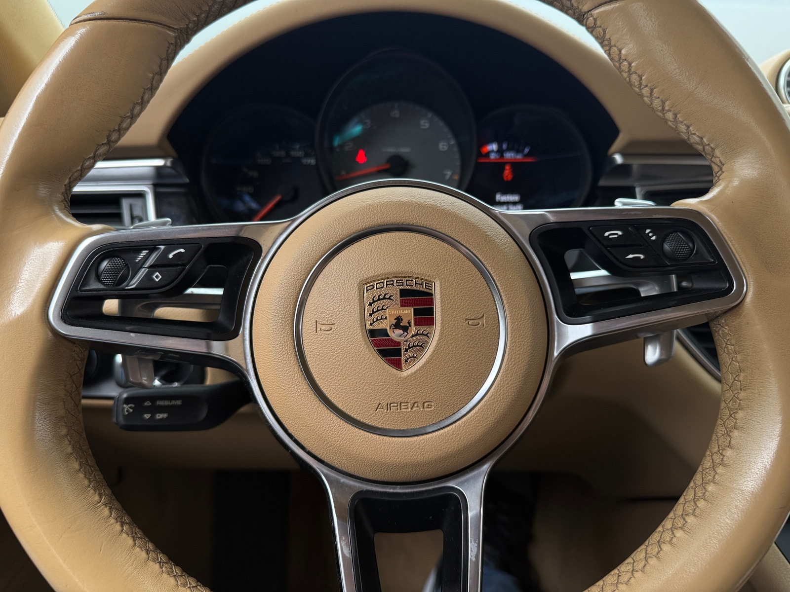 Thumbnail: 2016 Porsche Macan - 4