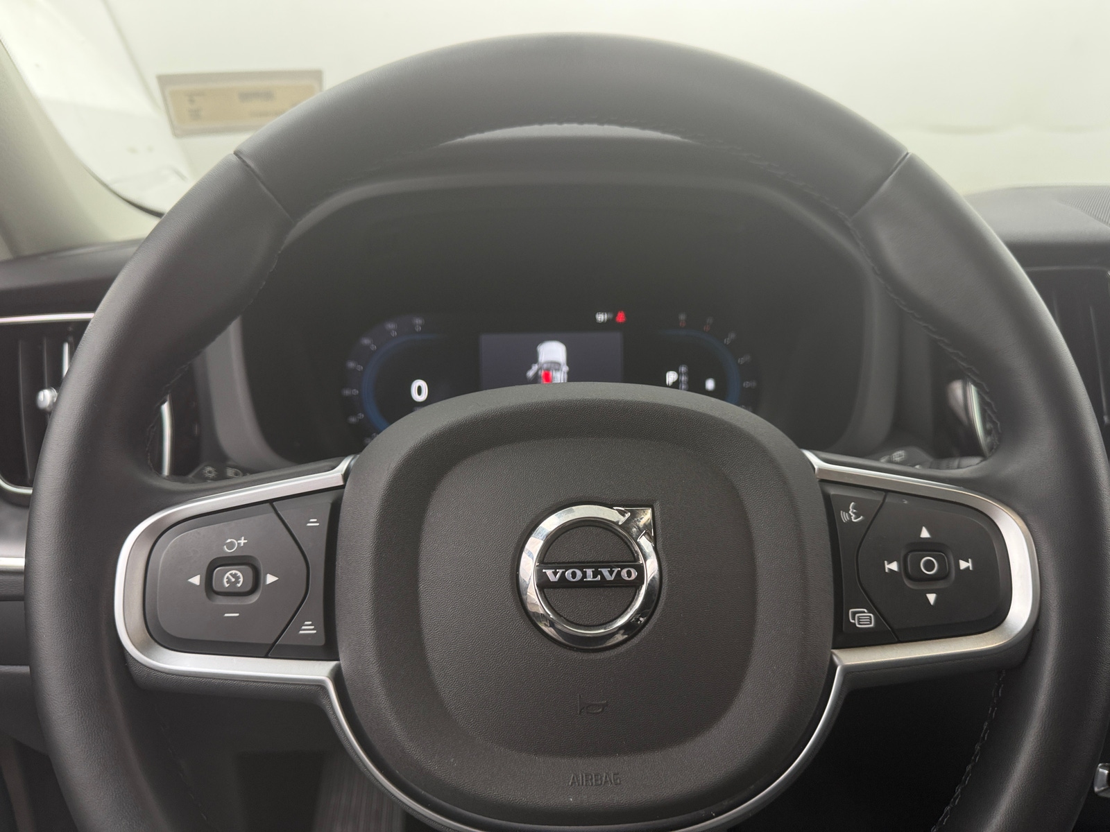 Thumbnail: 2025 Volvo XC60 - 4